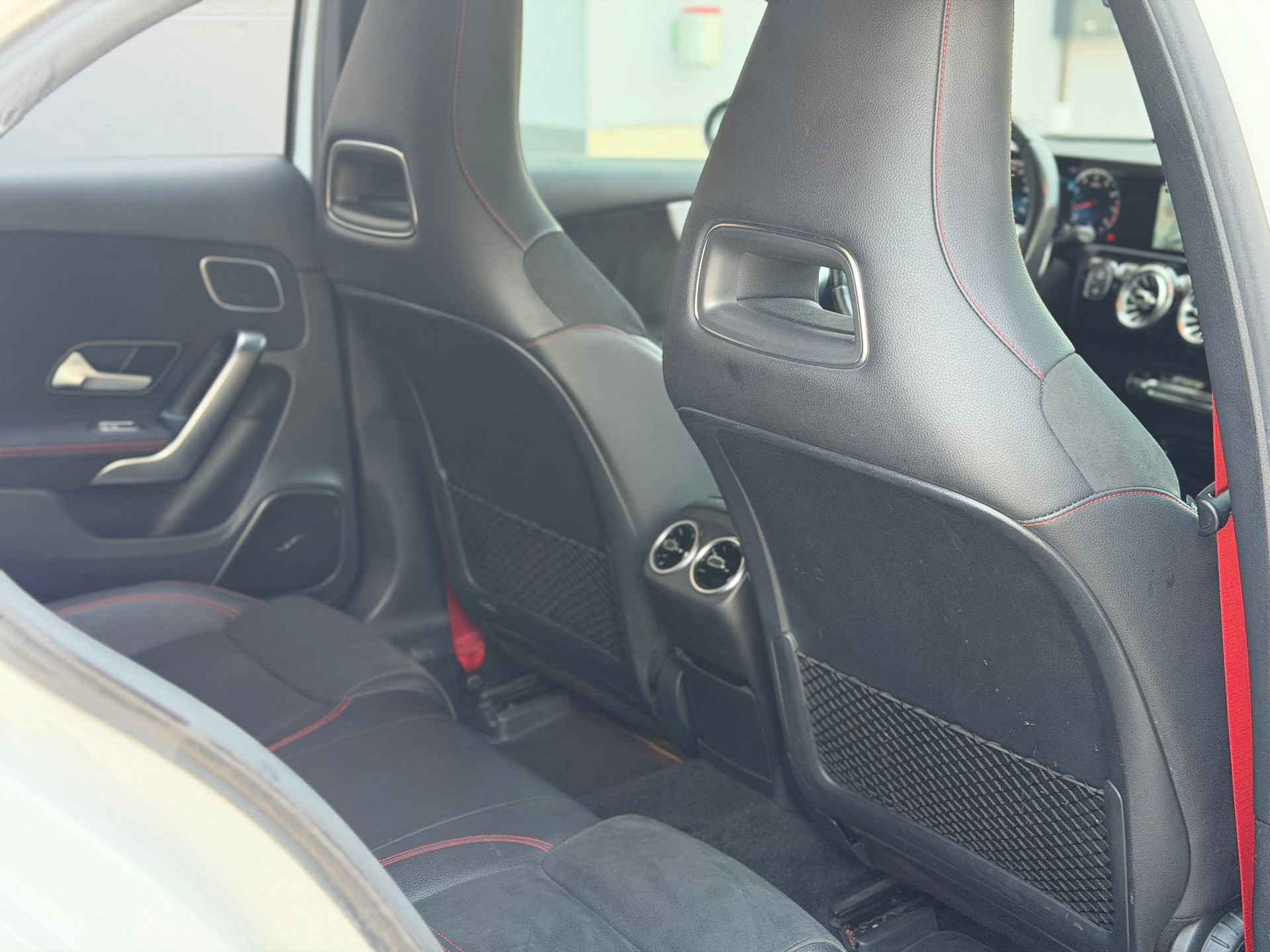 MERCEDES-BENZ A 35 AMG 4Matic Speedshift-image-9