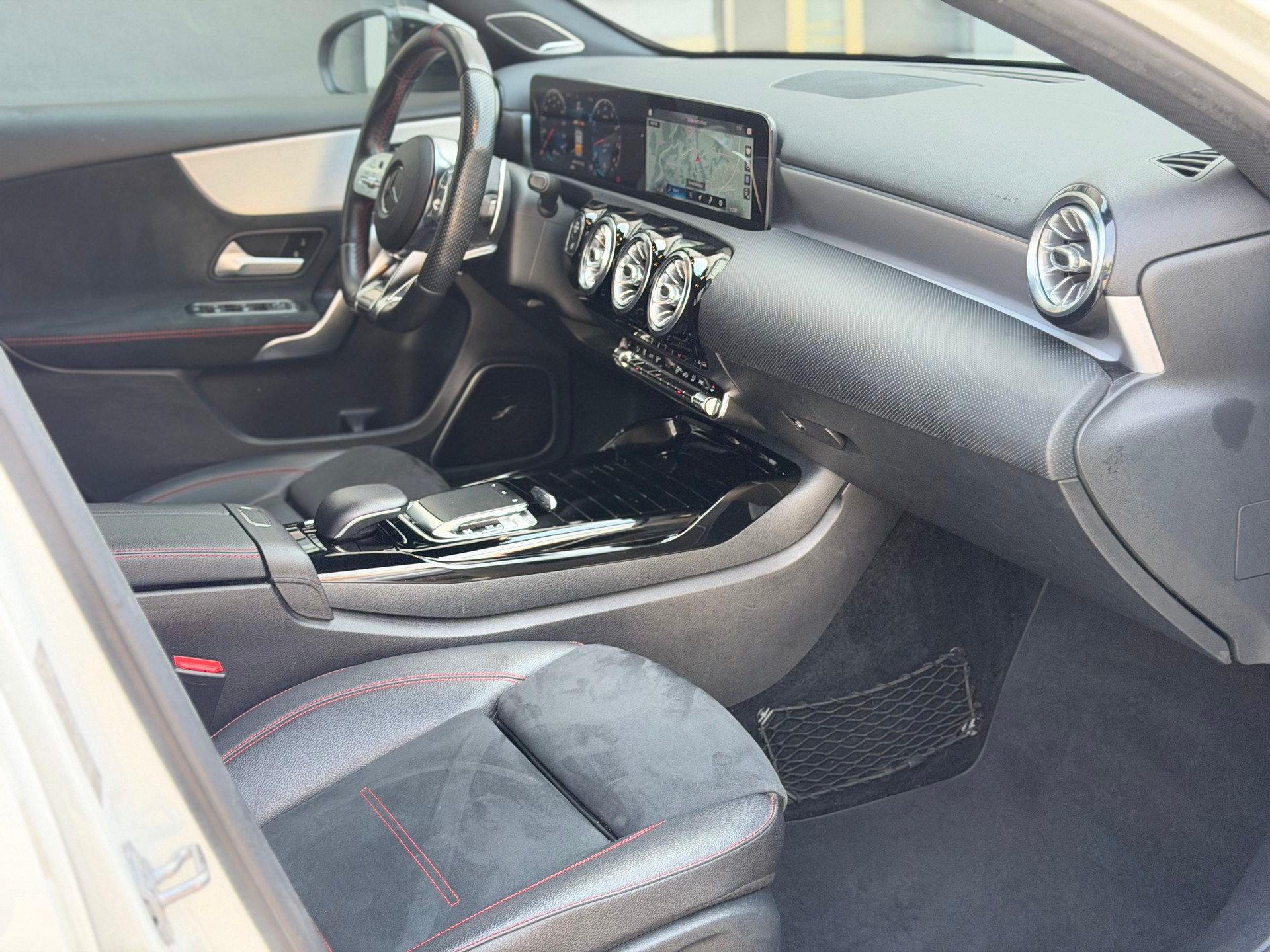 MERCEDES-BENZ A 35 AMG 4Matic Speedshift-image-8