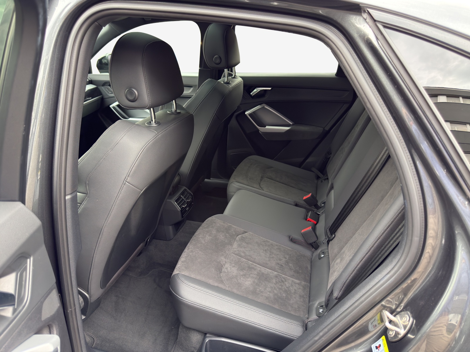 AUDI Q3 Sportback 40 TDI S line Attraction quattro S-tronic-image-11