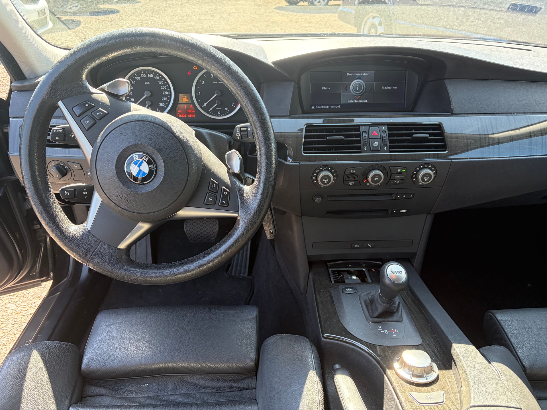 BMW 545i-image-10