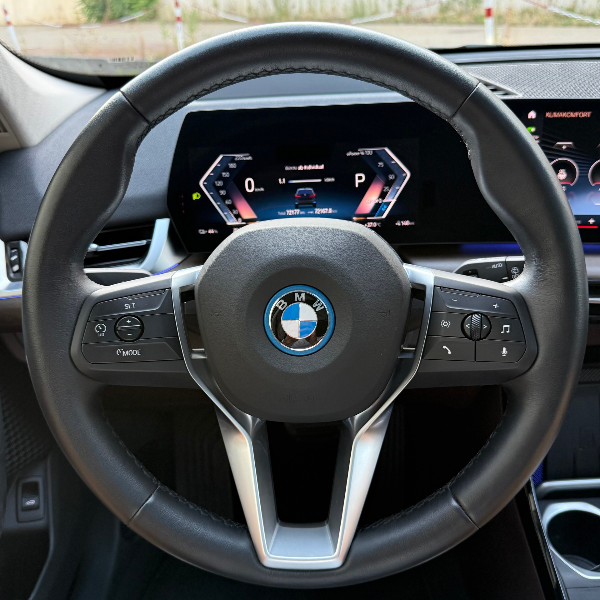 BMW iX1 xDrive 30 Swiss-image-9