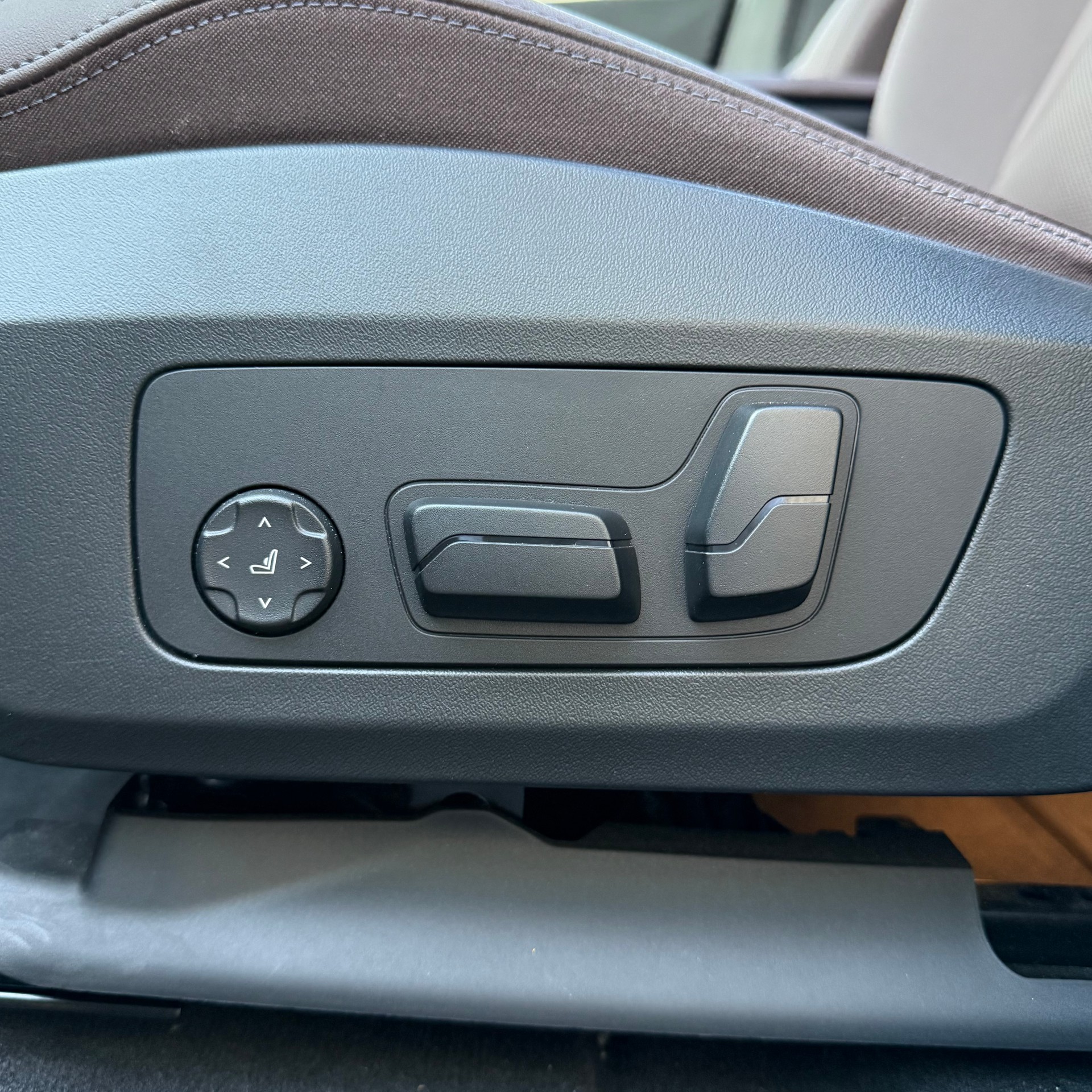 BMW iX1 xDrive 30 Swiss-image-13