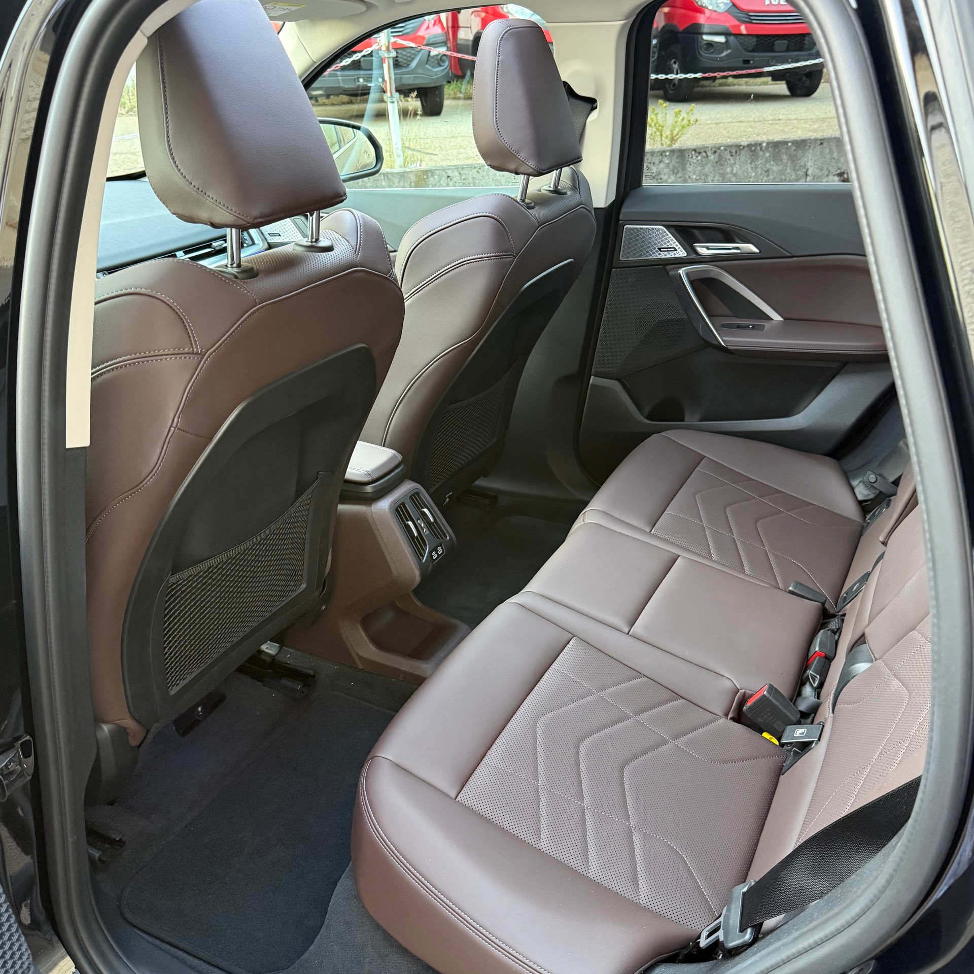BMW iX1 xDrive 30 Swiss-image-14