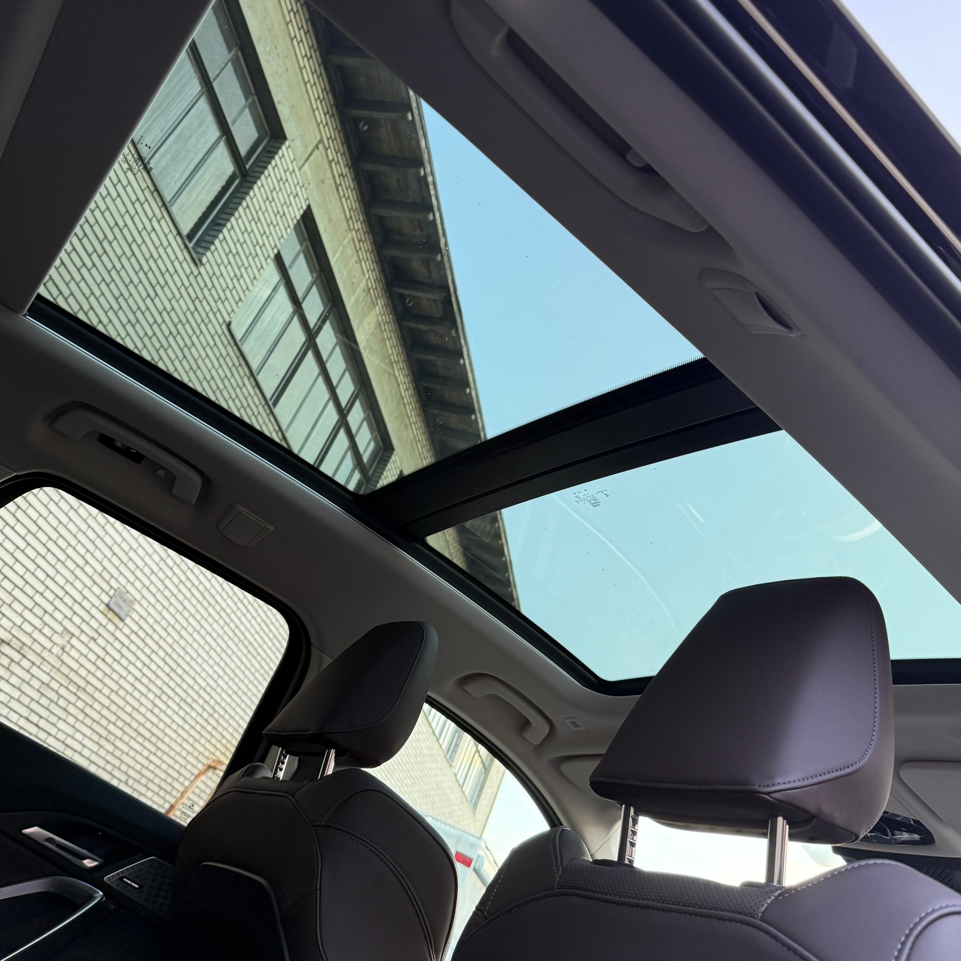 BMW iX1 xDrive 30 Swiss-image-17