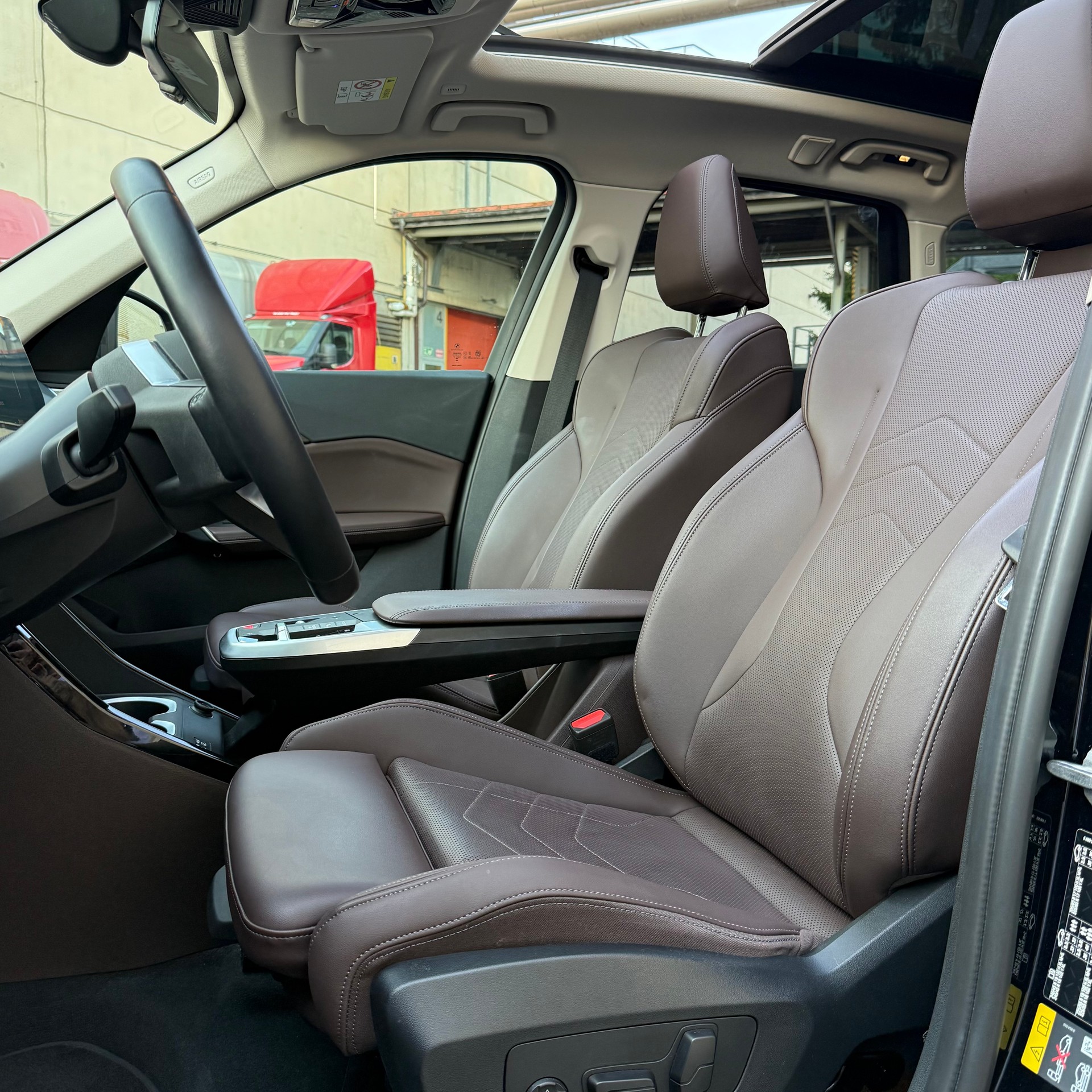 BMW iX1 xDrive 30 Swiss-image-12