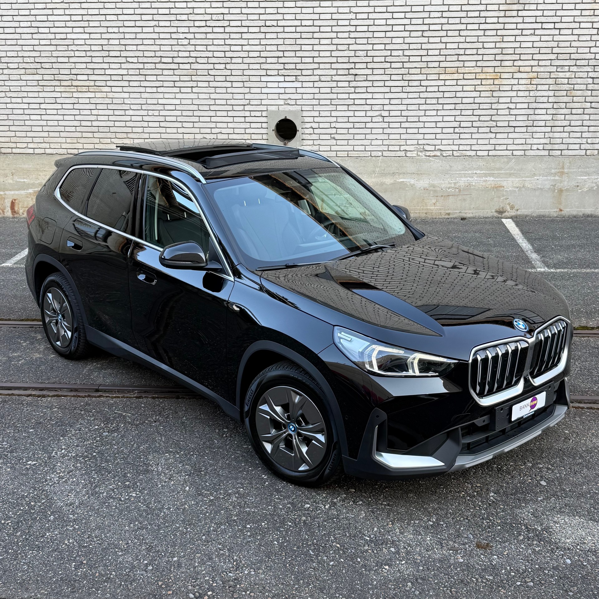 BMW iX1 xDrive 30 Swiss-image-0