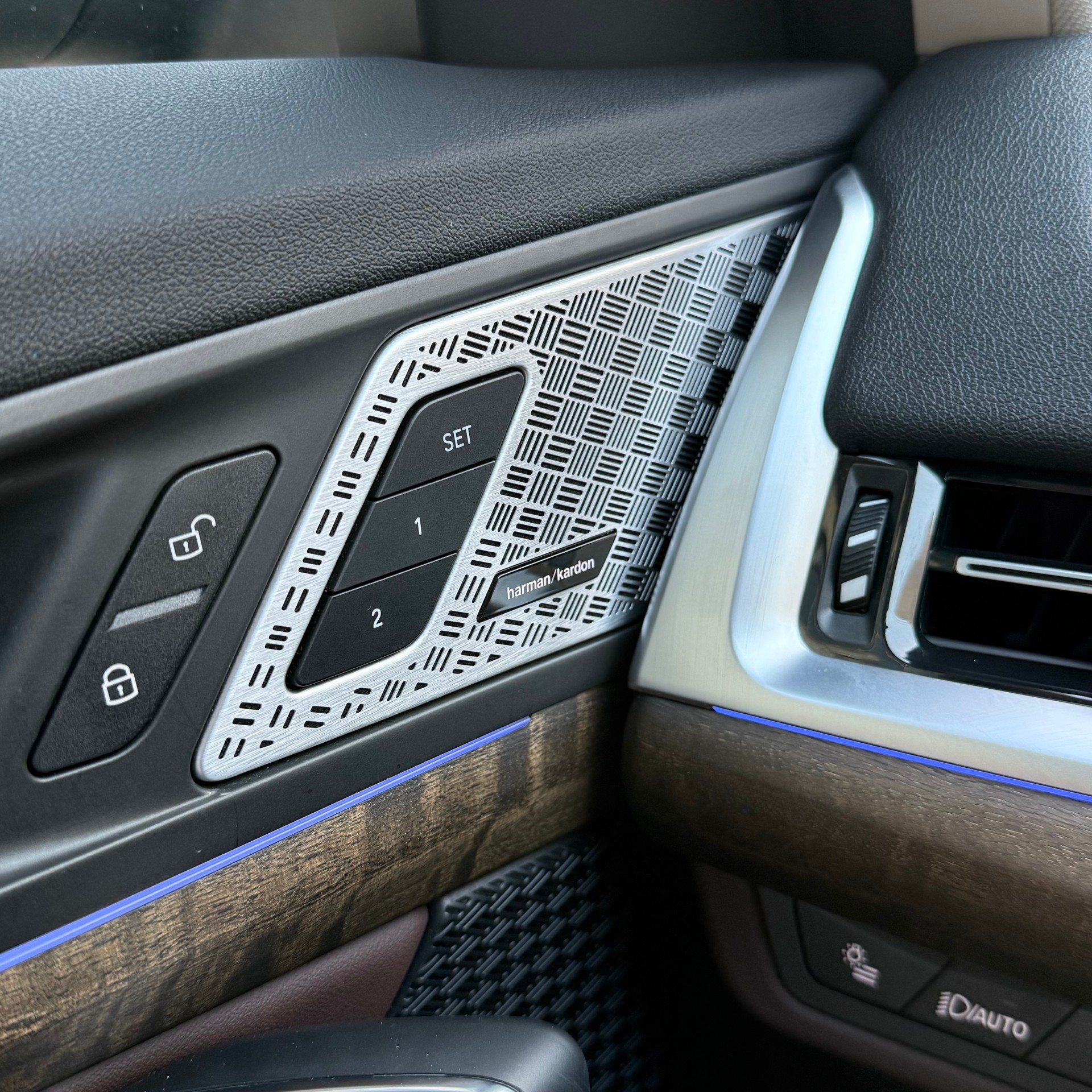 BMW iX1 xDrive 30 Swiss-image-10