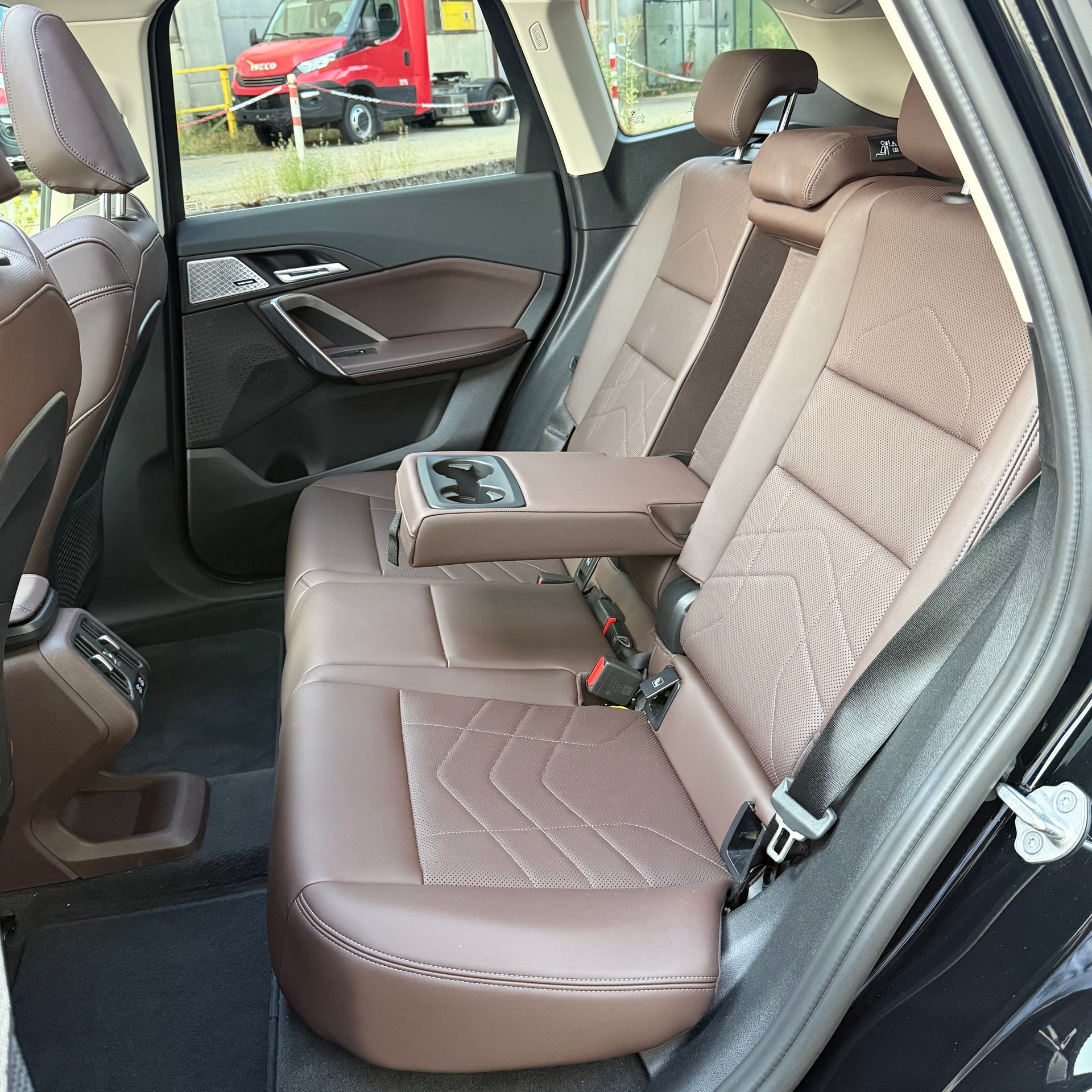 BMW iX1 xDrive 30 Swiss-image-15