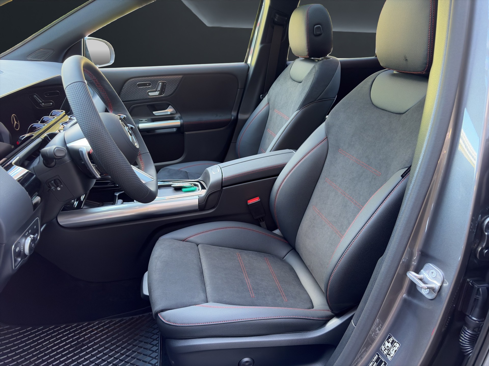 MERCEDES-BENZ GLA 250 Swiss Star AMG Line 4matic-image-5