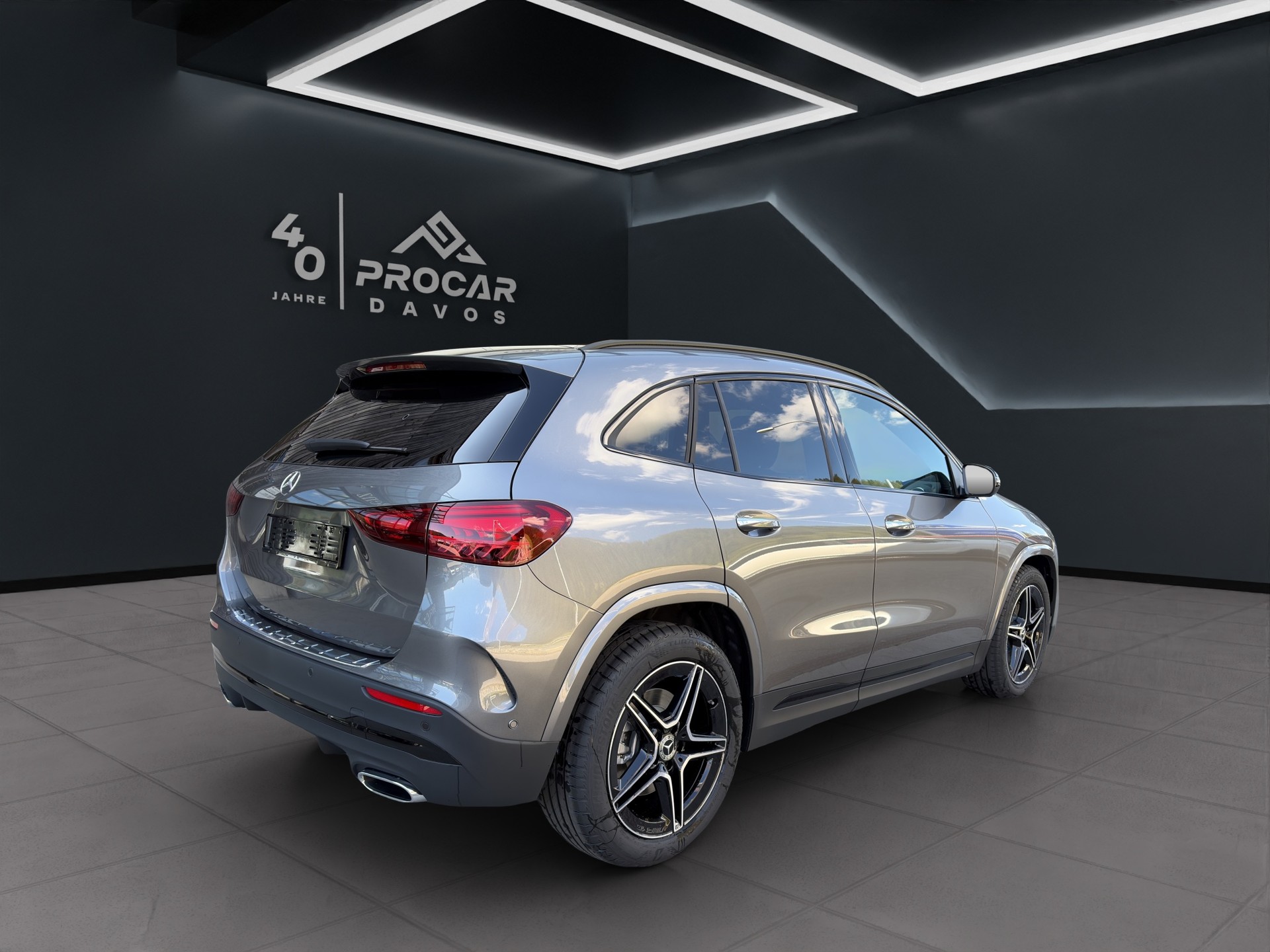 MERCEDES-BENZ GLA 250 Swiss Star AMG Line 4matic-image-3