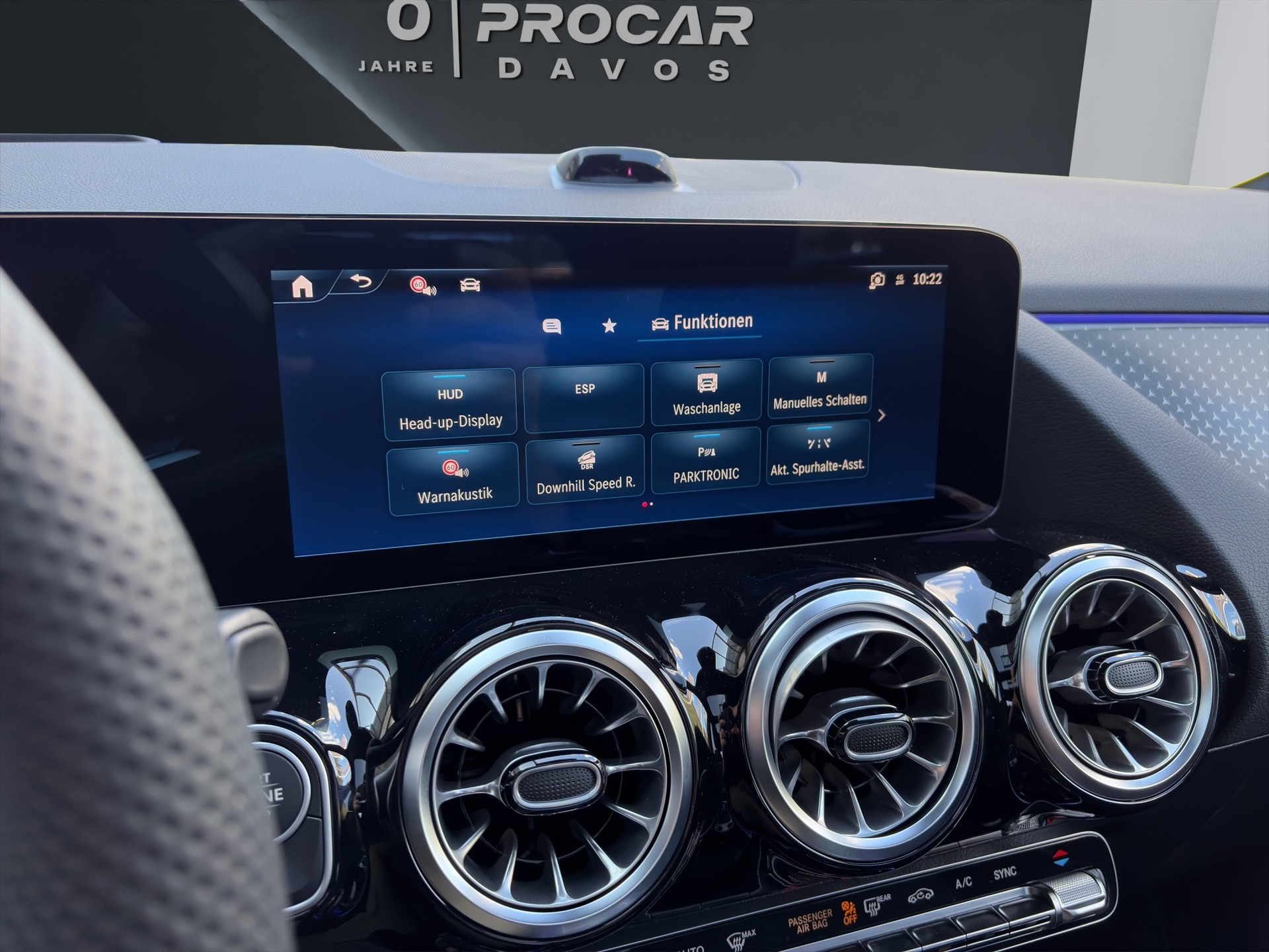 MERCEDES-BENZ GLA 250 Swiss Star AMG Line 4matic-image-9
