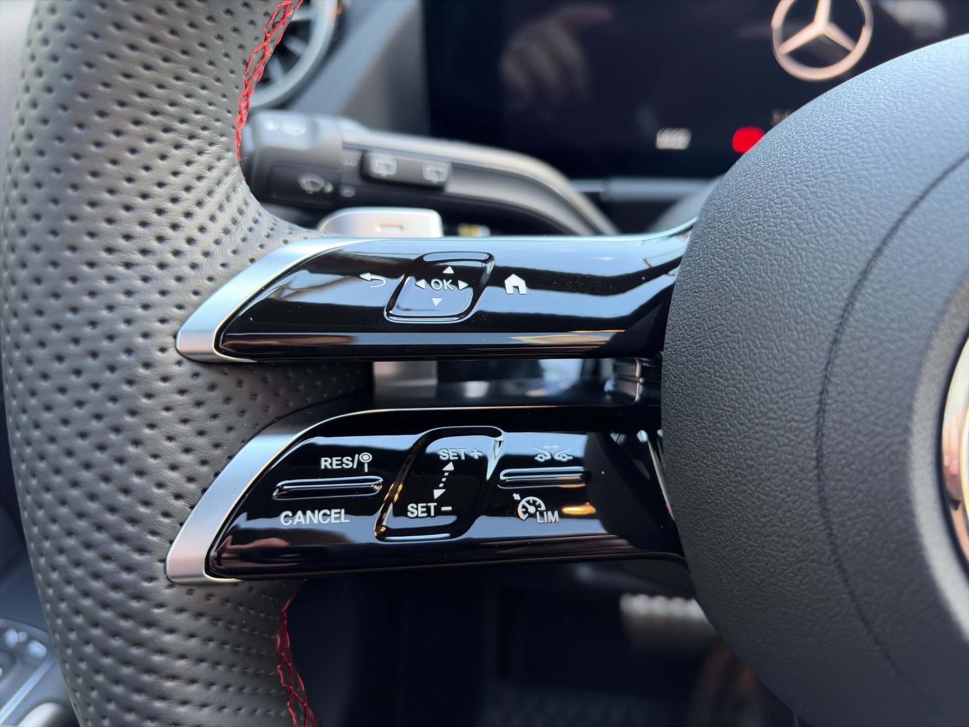 MERCEDES-BENZ GLA 250 Swiss Star AMG Line 4matic-image-7