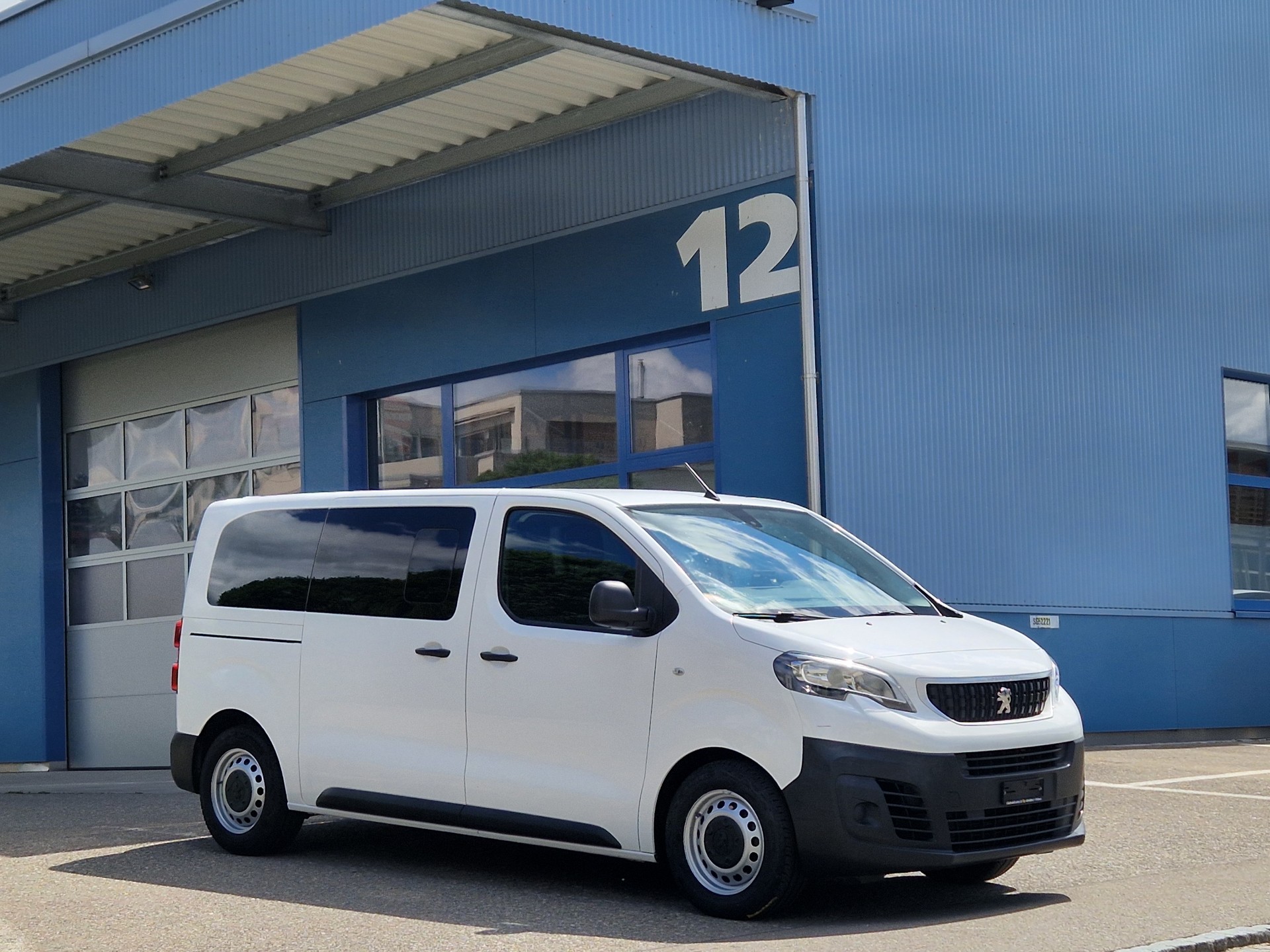 PEUGEOT Traveller 2.0 BlueHDi 9 Plätzer-showroom-element-1