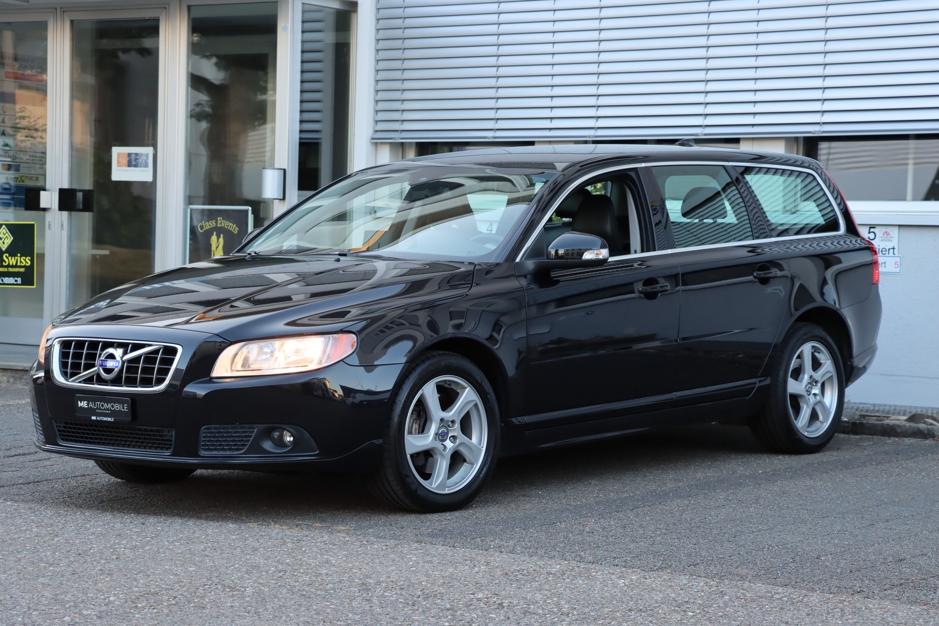 VOLVO V70 2.0T Momentum Powershift-image-0