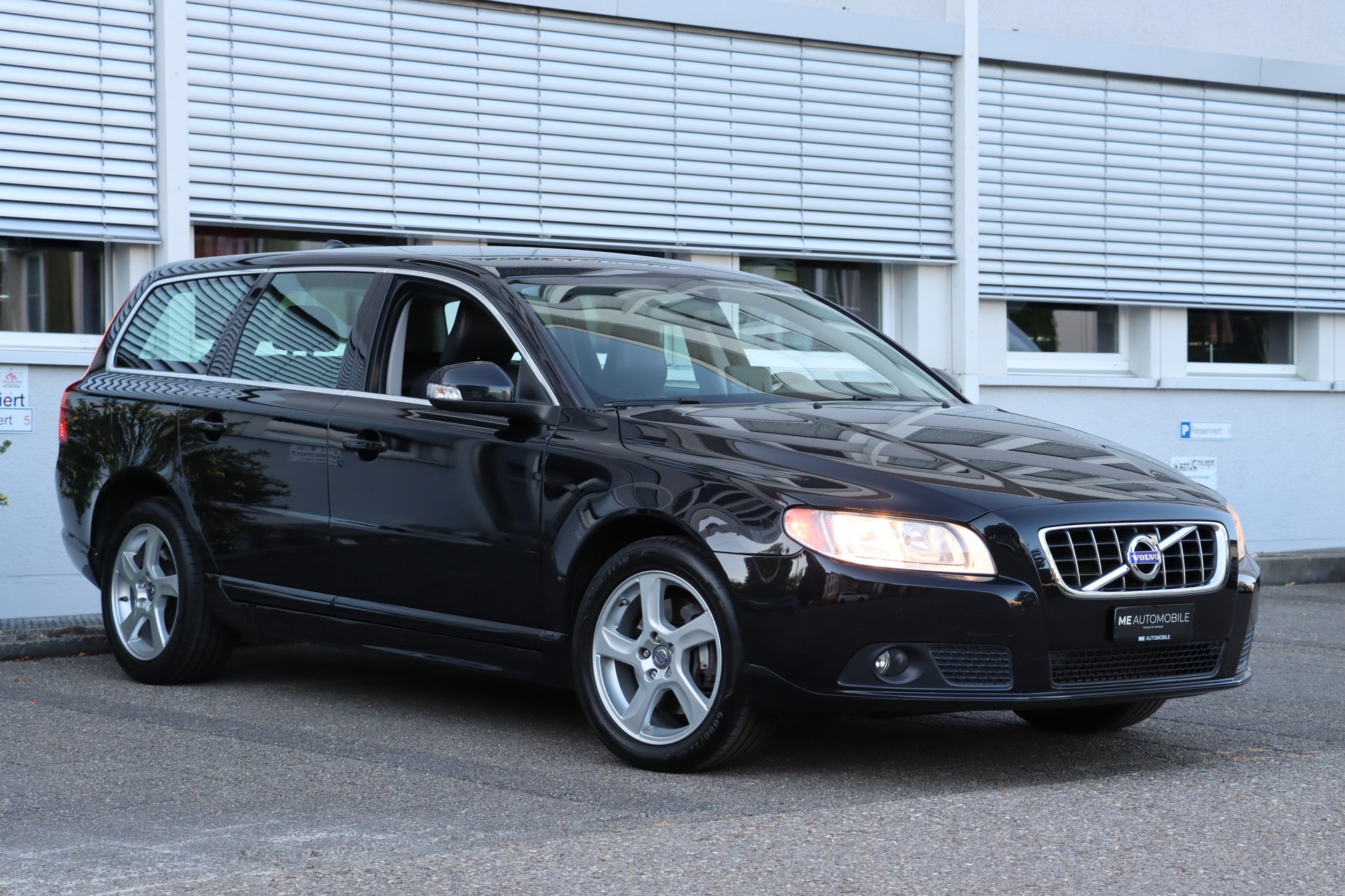 VOLVO V70 2.0T Momentum Powershift-image-1