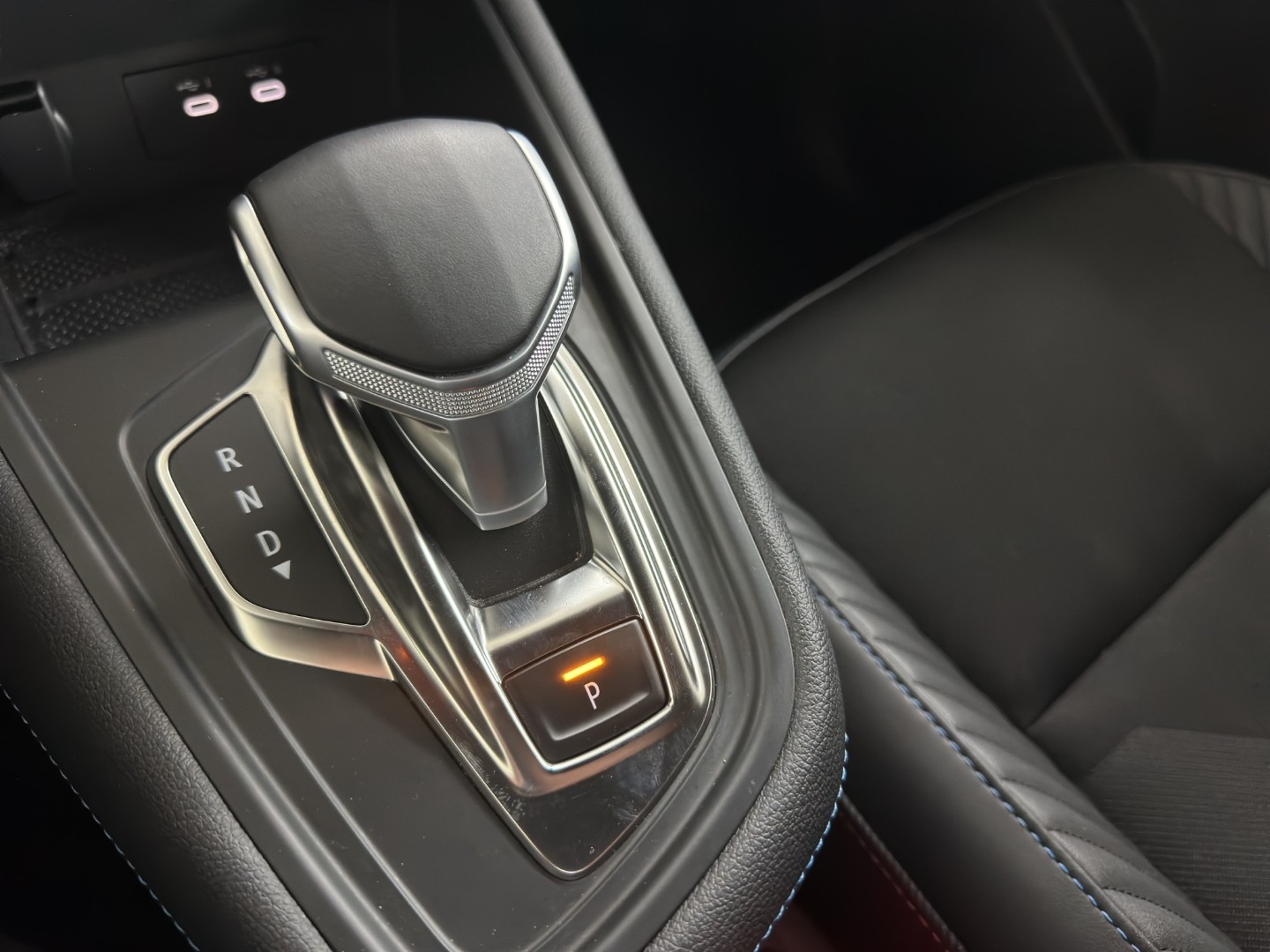 RENAULT Captur 1.3 TCe Esprit Alpine EDC-image-16
