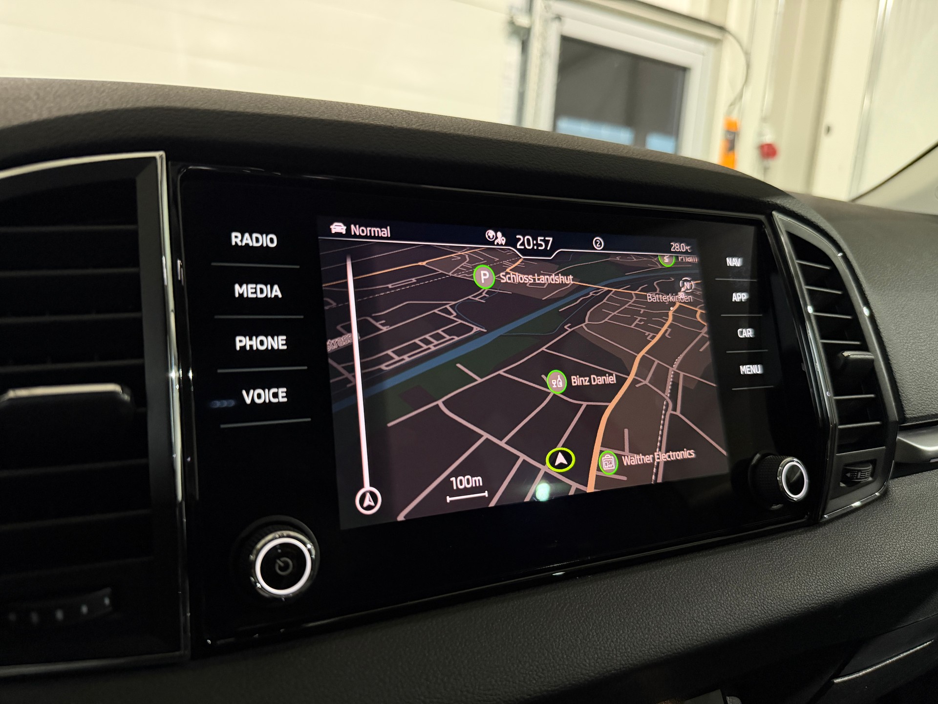 SKODA Karoq 1.5 TSI Style DSG AHK 1.5T-image-12