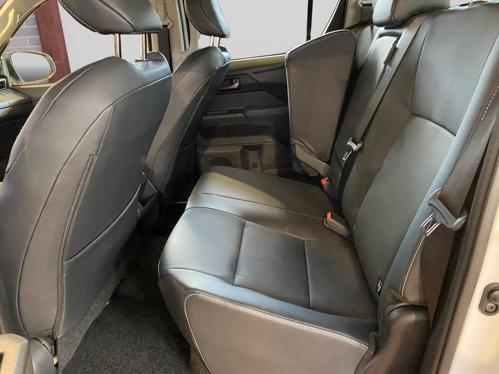 TOYOTA Hilux Double Cab.-Pick-up 2.8 D-4D MHEV 204 Invincible-image-8