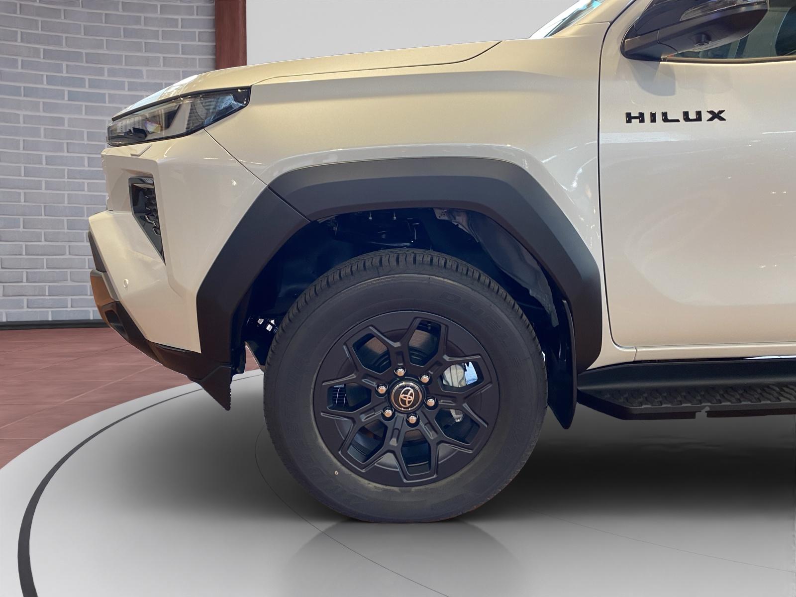 TOYOTA Hilux Double Cab.-Pick-up 2.8 D-4D MHEV 204 Invincible-image-9