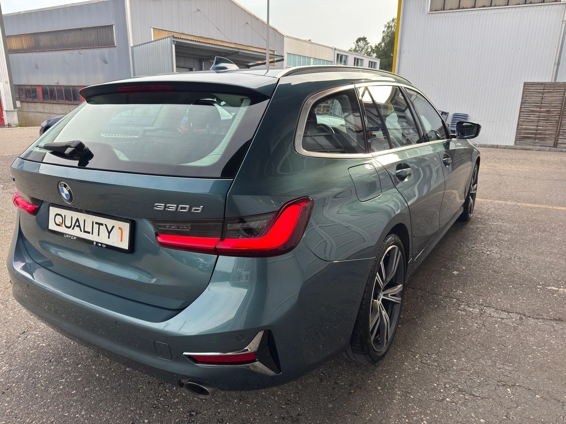 BMW 330d xDrive 48V Touring Steptronic-image-4