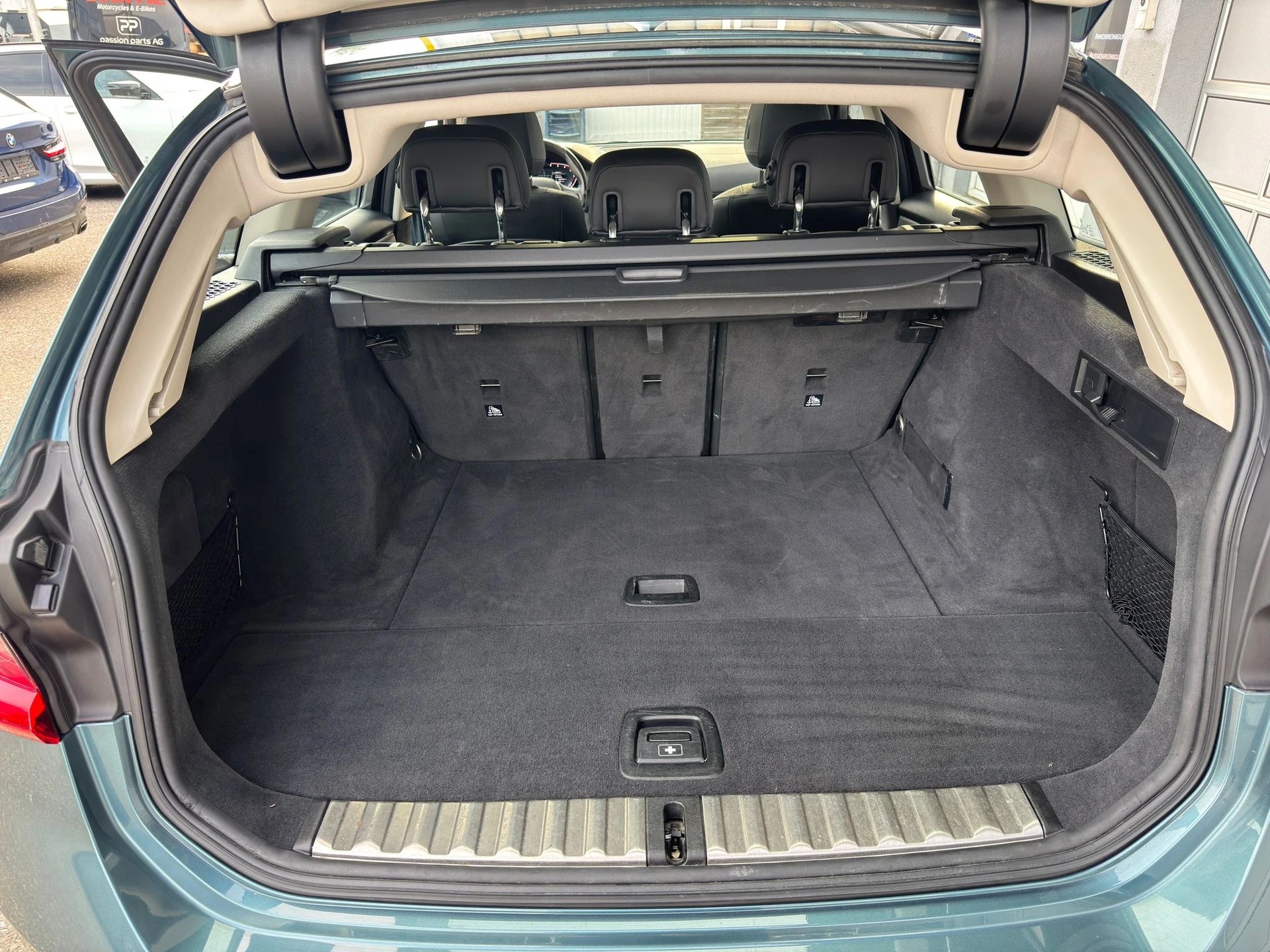 BMW 330d xDrive 48V Touring Steptronic-image-12