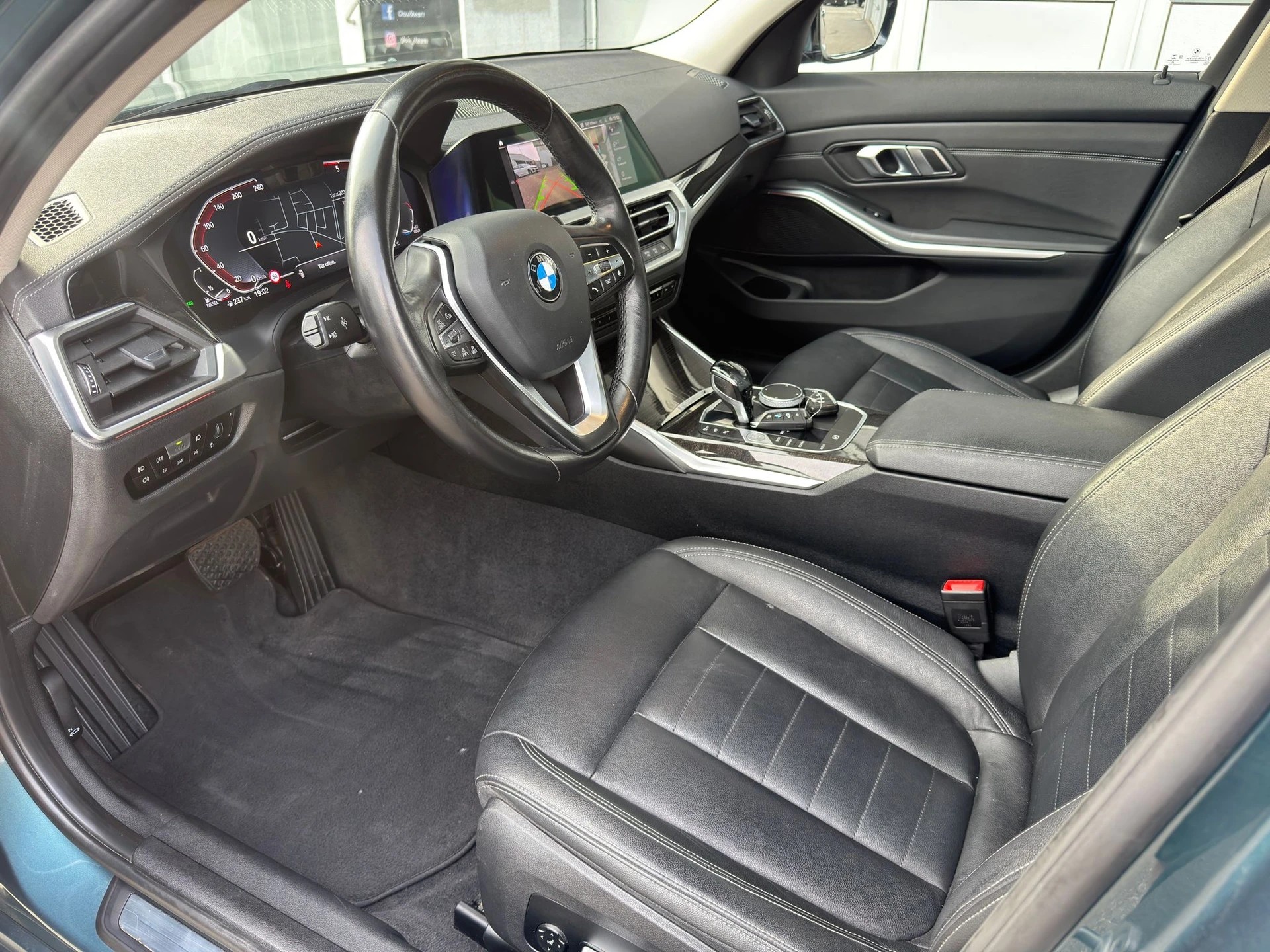 BMW 330d xDrive 48V Touring Steptronic-image-7