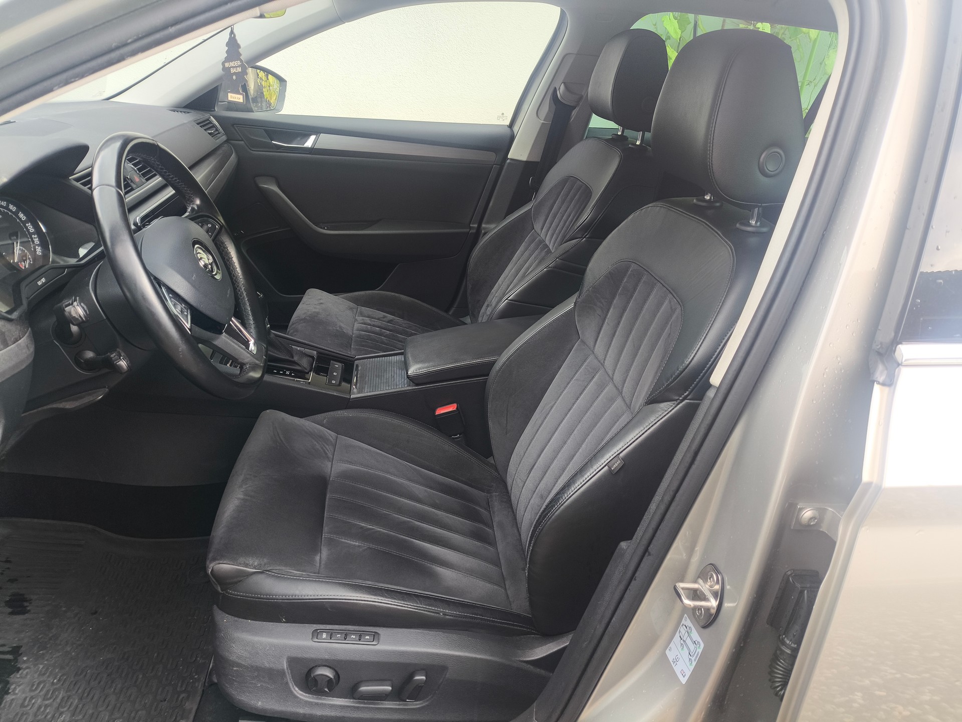 SKODA Superb Combi 2.0 TDi Ambition DSG-image-8