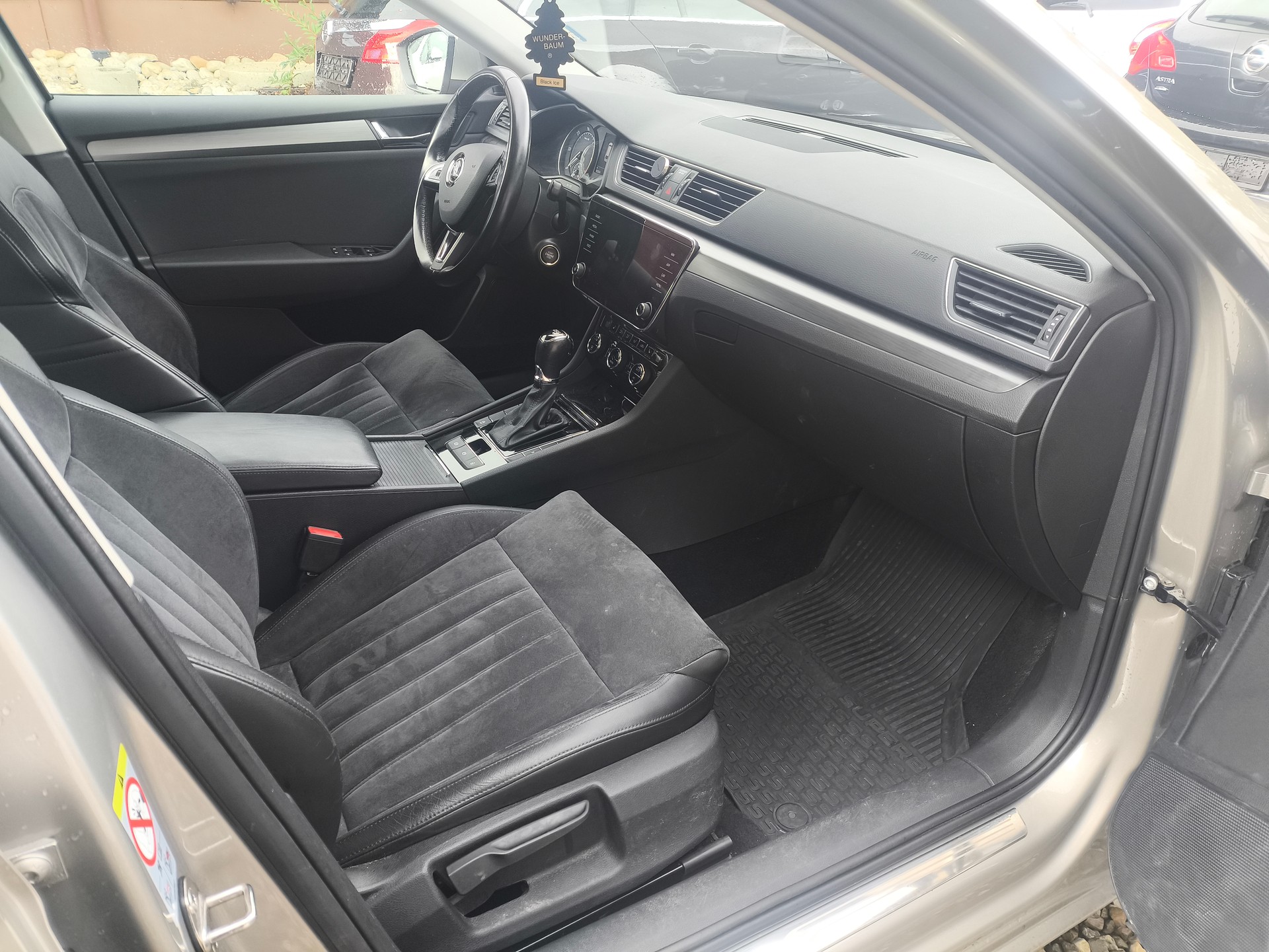 SKODA Superb Combi 2.0 TDi Ambition DSG-image-11