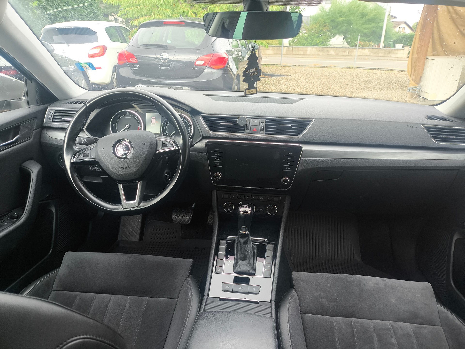SKODA Superb Combi 2.0 TDi Ambition DSG-image-10