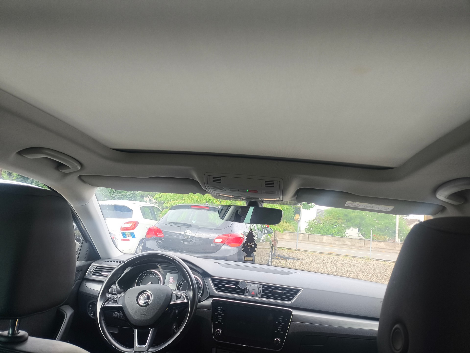 SKODA Superb Combi 2.0 TDi Ambition DSG-image-9