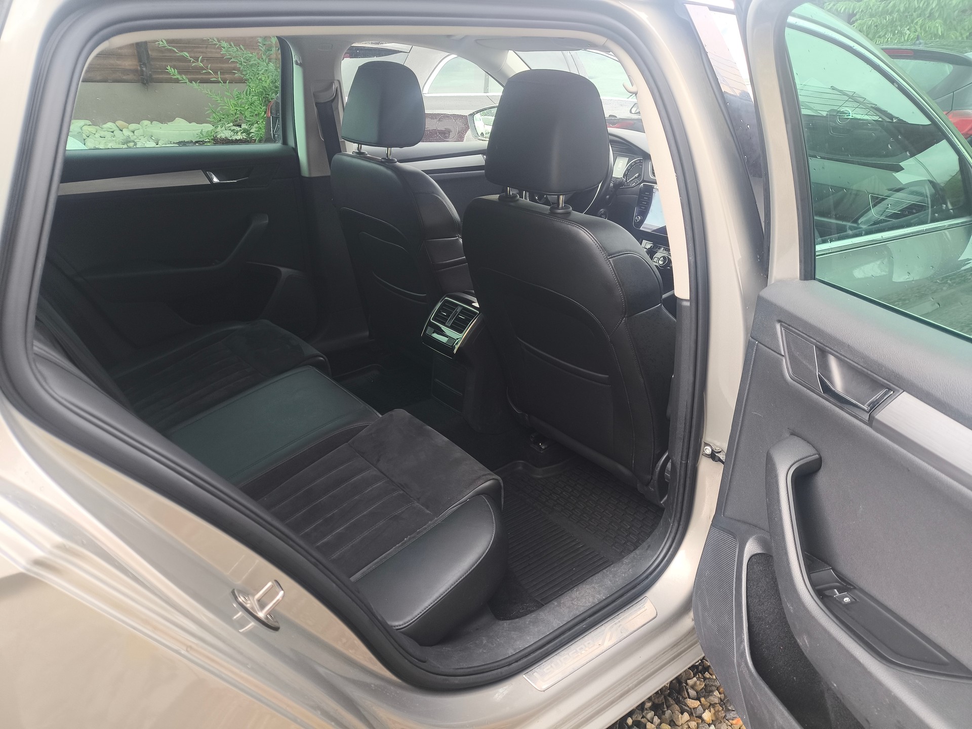 SKODA Superb Combi 2.0 TDi Ambition DSG-image-12
