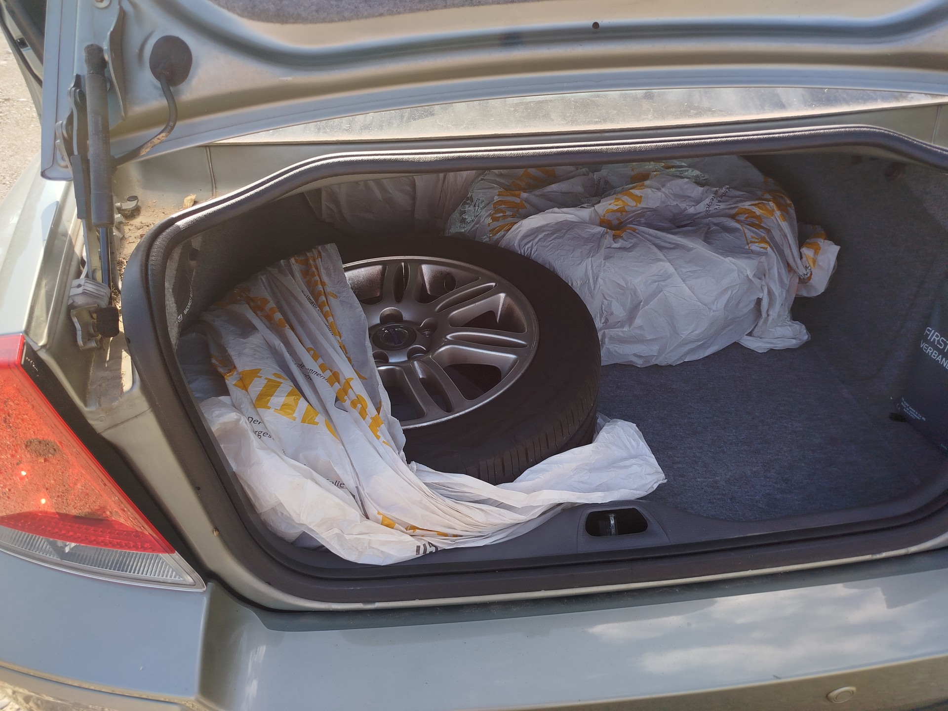 VOLVO S60 2.4 Bi-Fuel Momentum-image-9