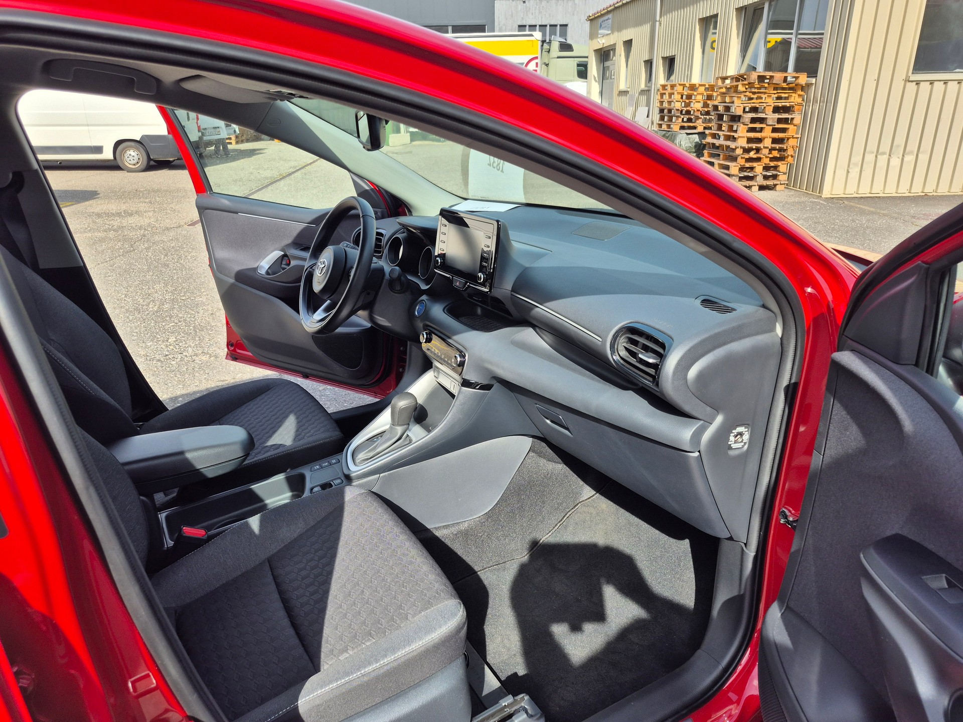 TOYOTA Yaris 1.5 Trend e-CVT-image-12