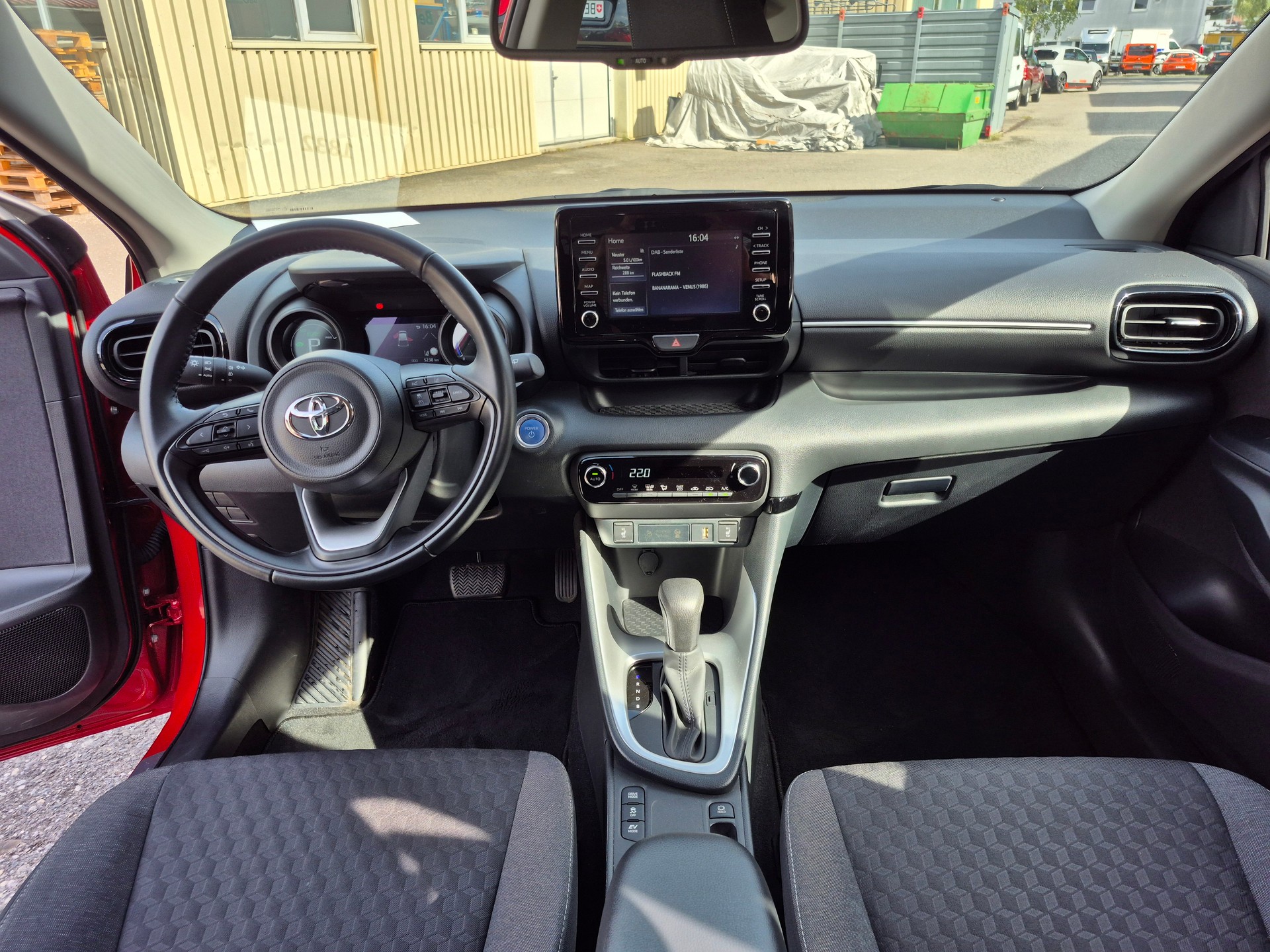 TOYOTA Yaris 1.5 Trend e-CVT-image-13