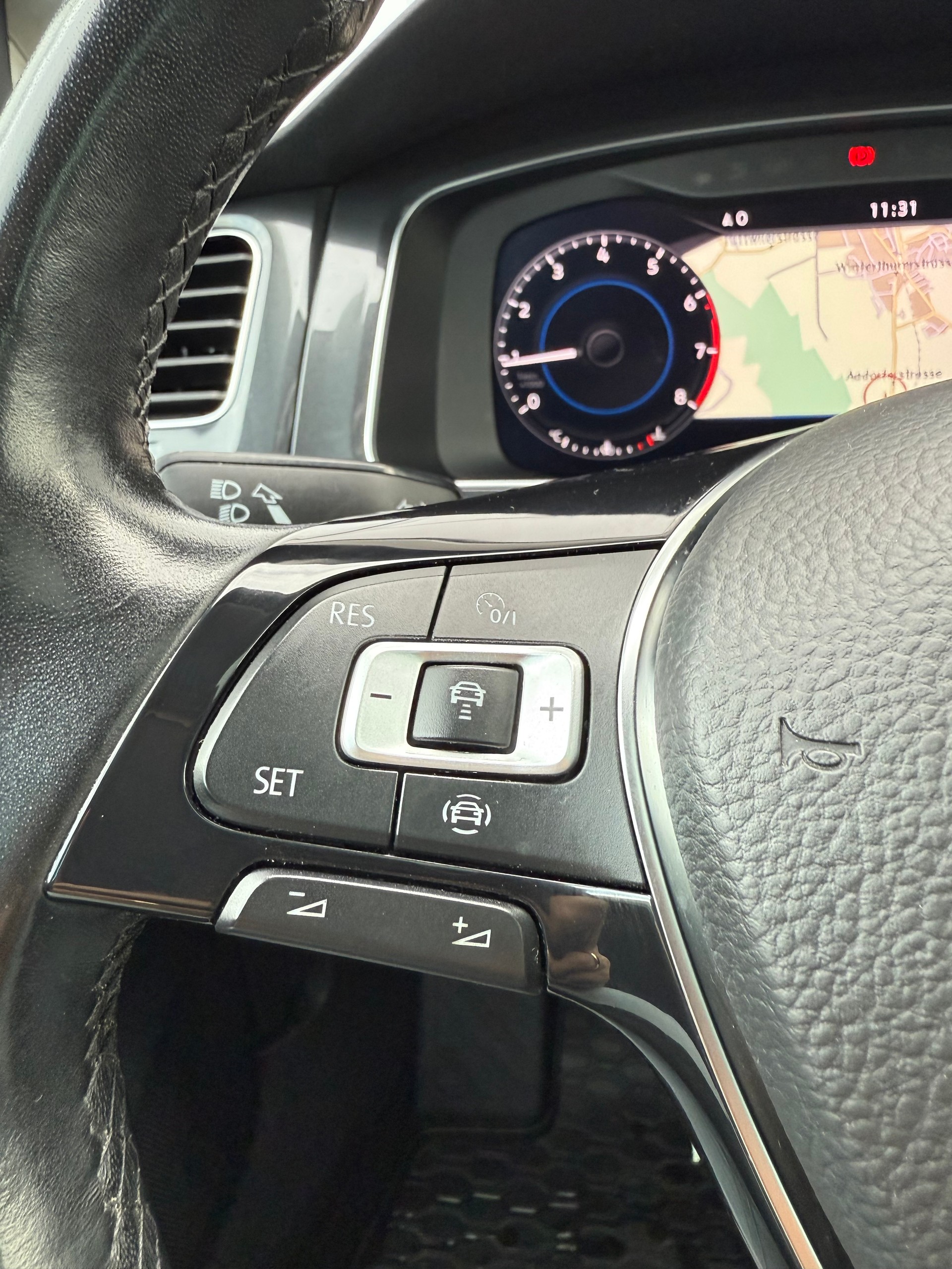 VW Golf 1.5 TSI R-LINE-image-12