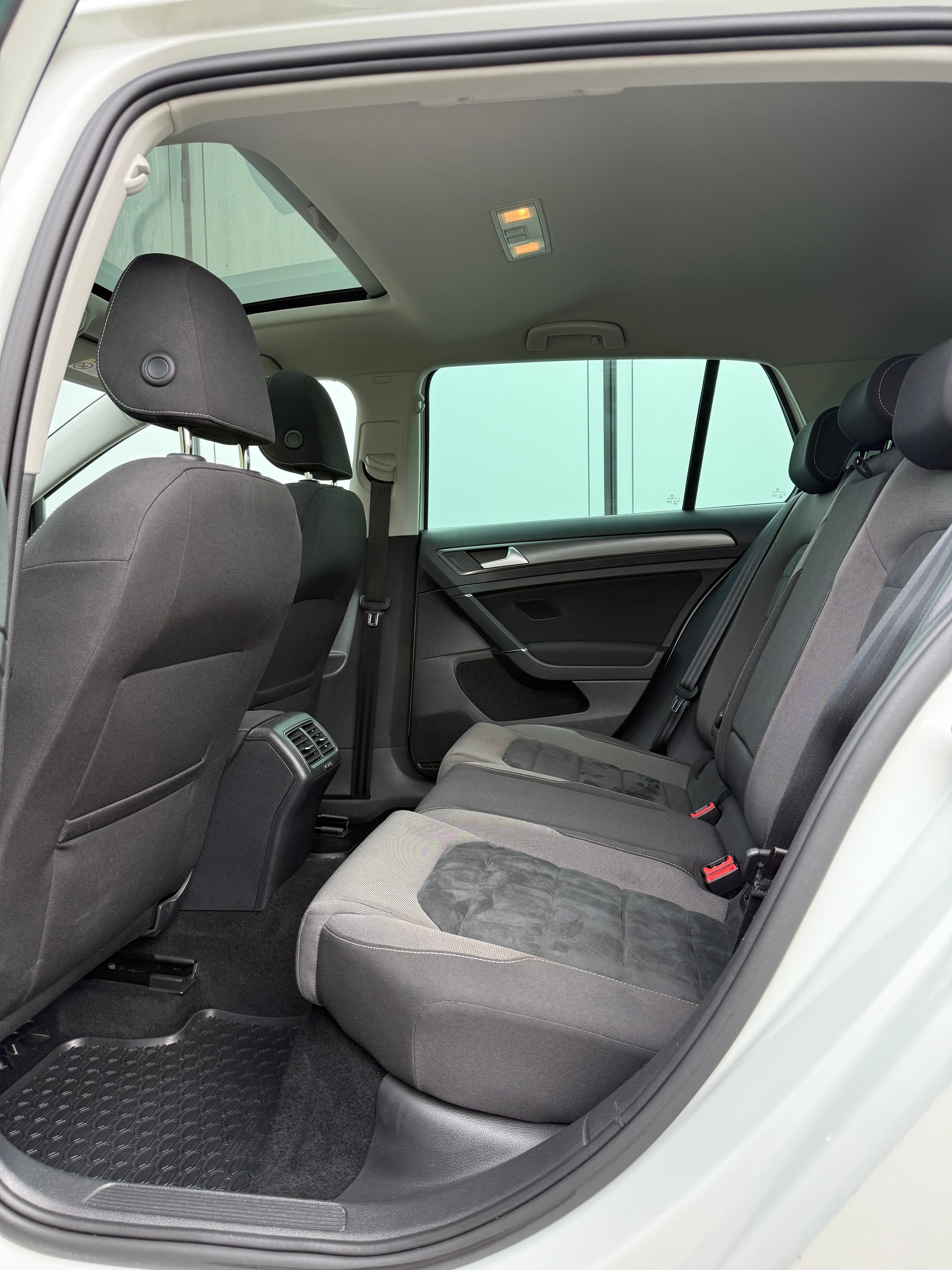 VW Golf 1.5 TSI R-LINE-image-15