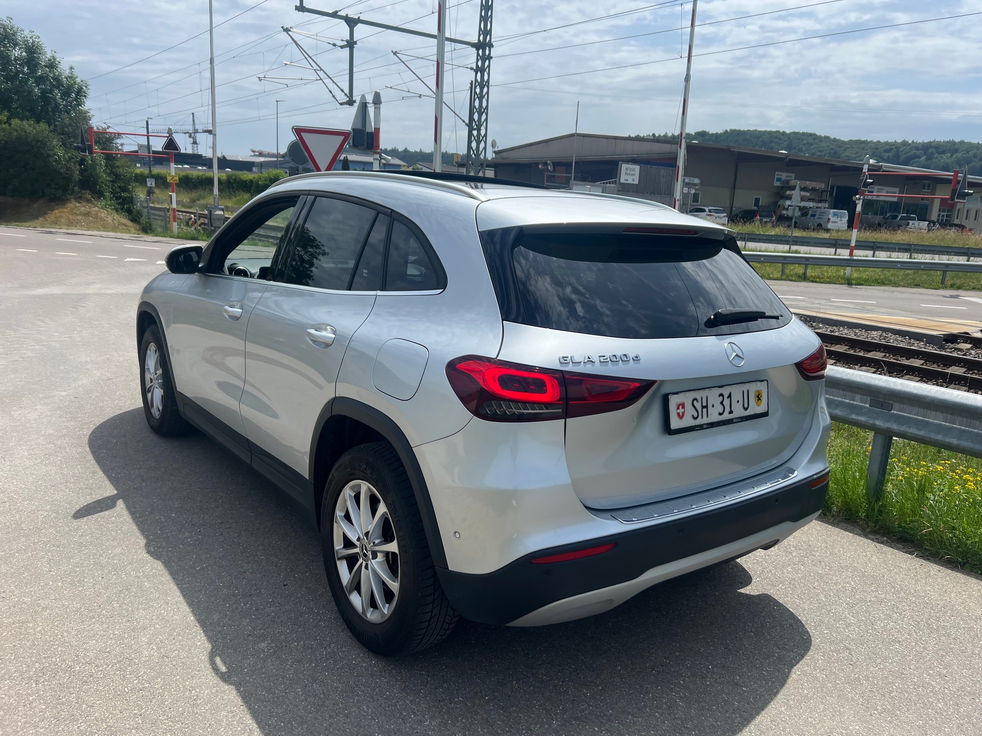 MERCEDES-BENZ GLA 200d Progressive 8G-DCT-image-6