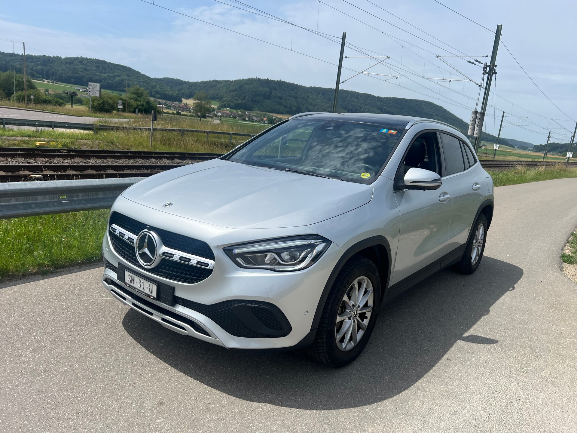 MERCEDES-BENZ GLA 200d Progressive 8G-DCT-image-2