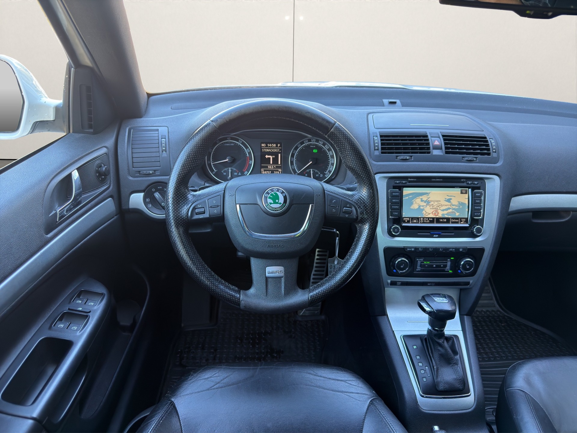 SKODA Octavia Combi 2.0 TSI RS DSG-image-10
