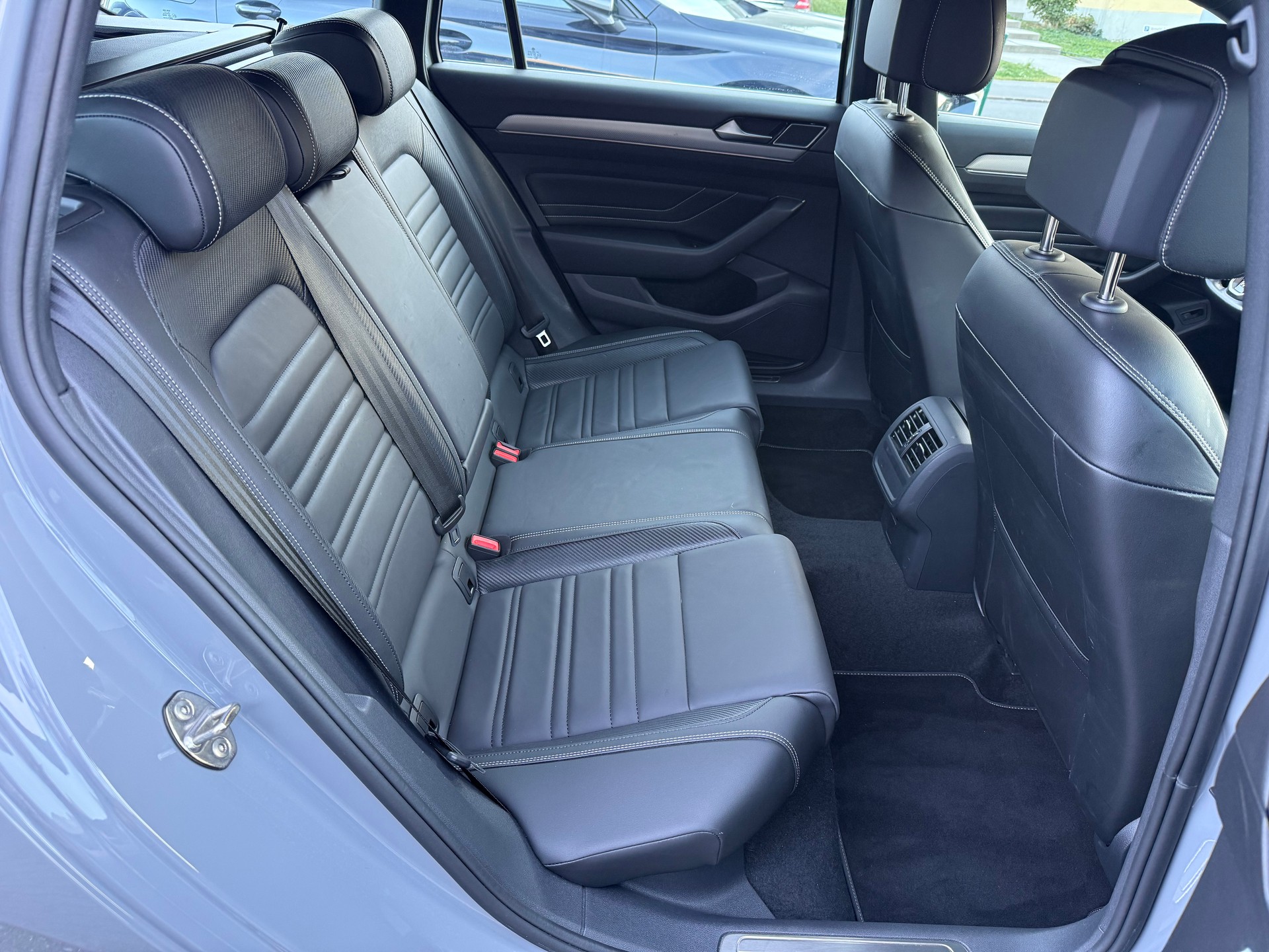 VW Passat Variant 2.0 TDI 200 Elegance DSG 4m-image-18