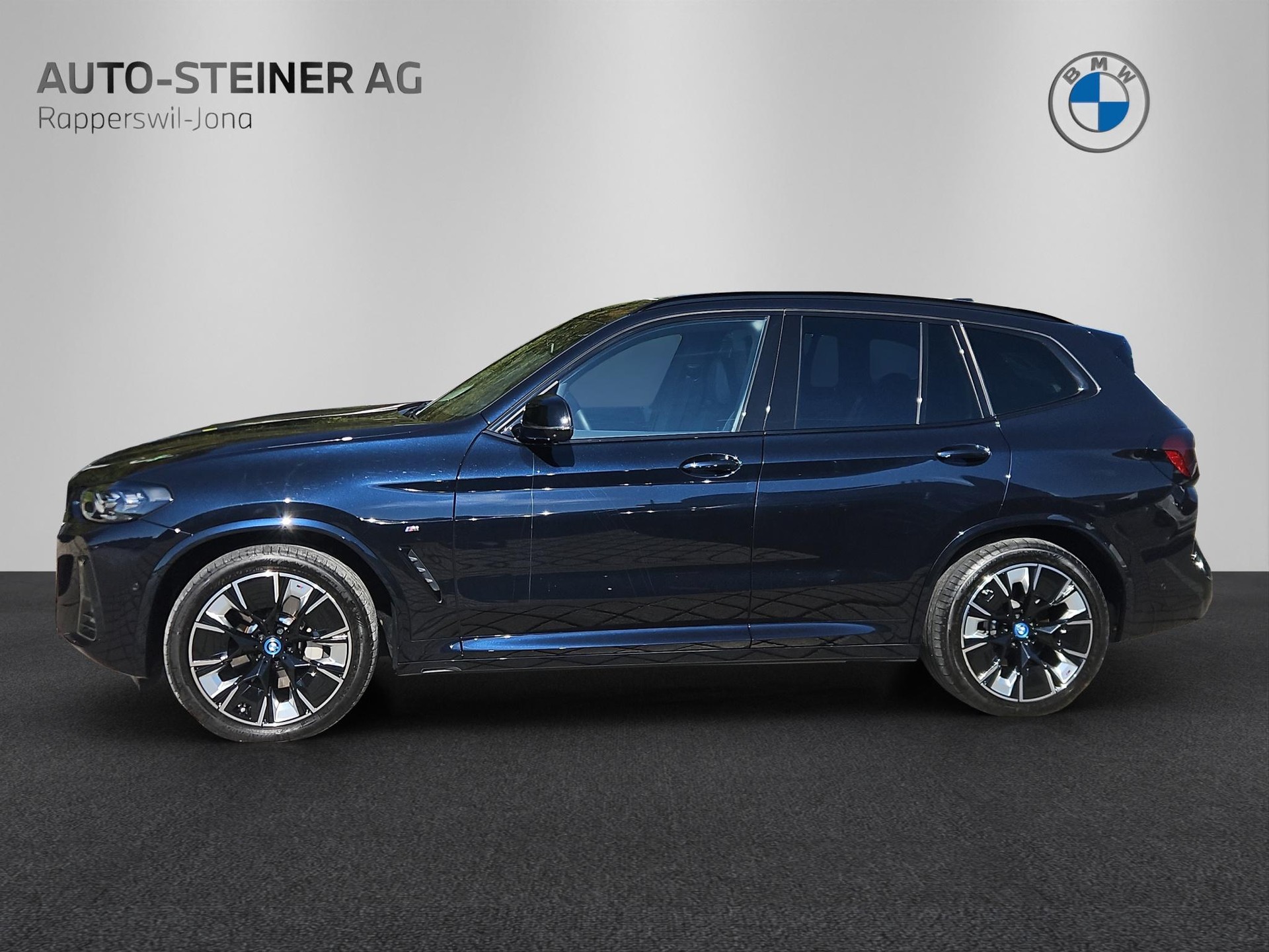 BMW iX3 M Sport Impressive-showroom-element-1