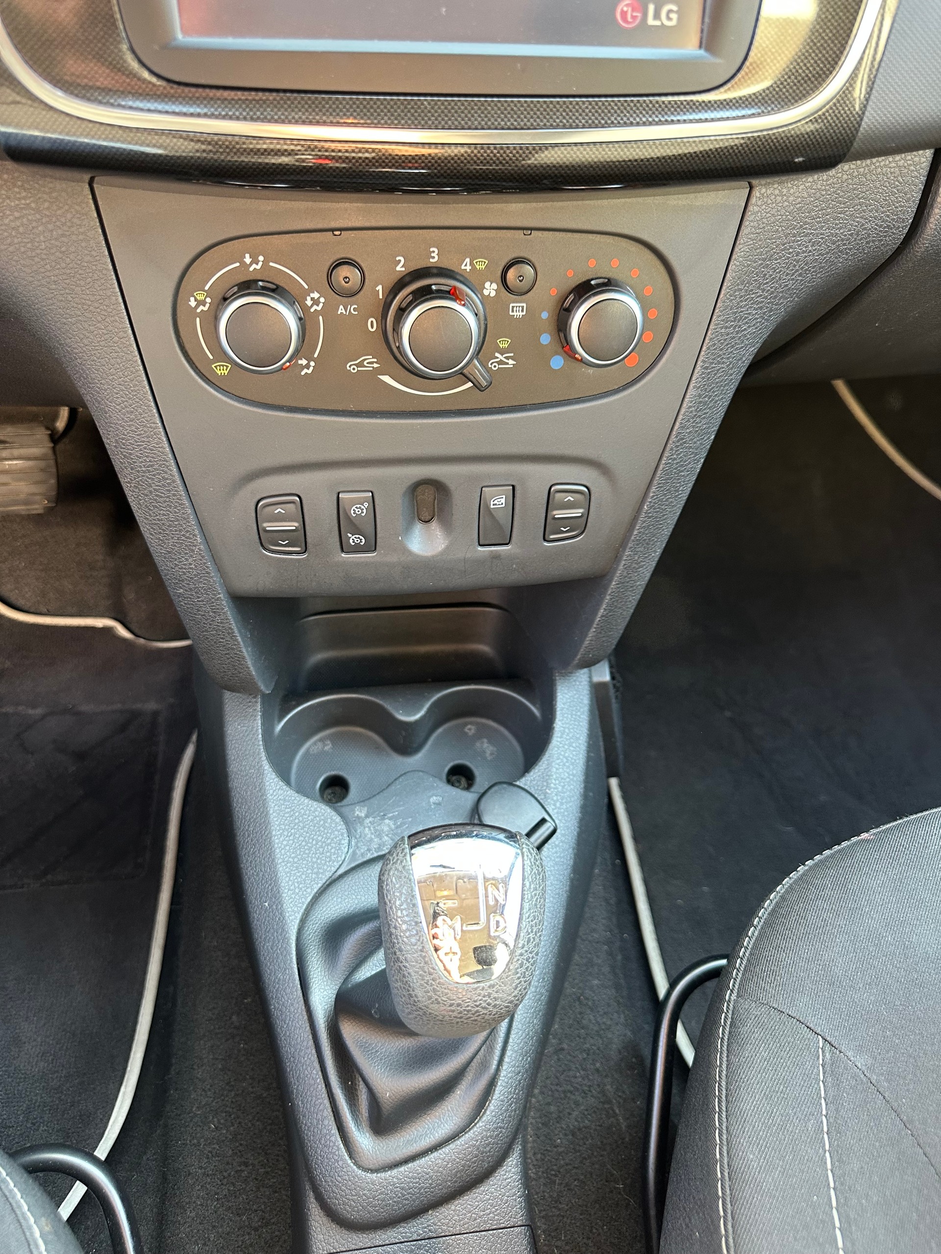 DACIA Sandero TCe 90 Lauréate Automatic-image-11
