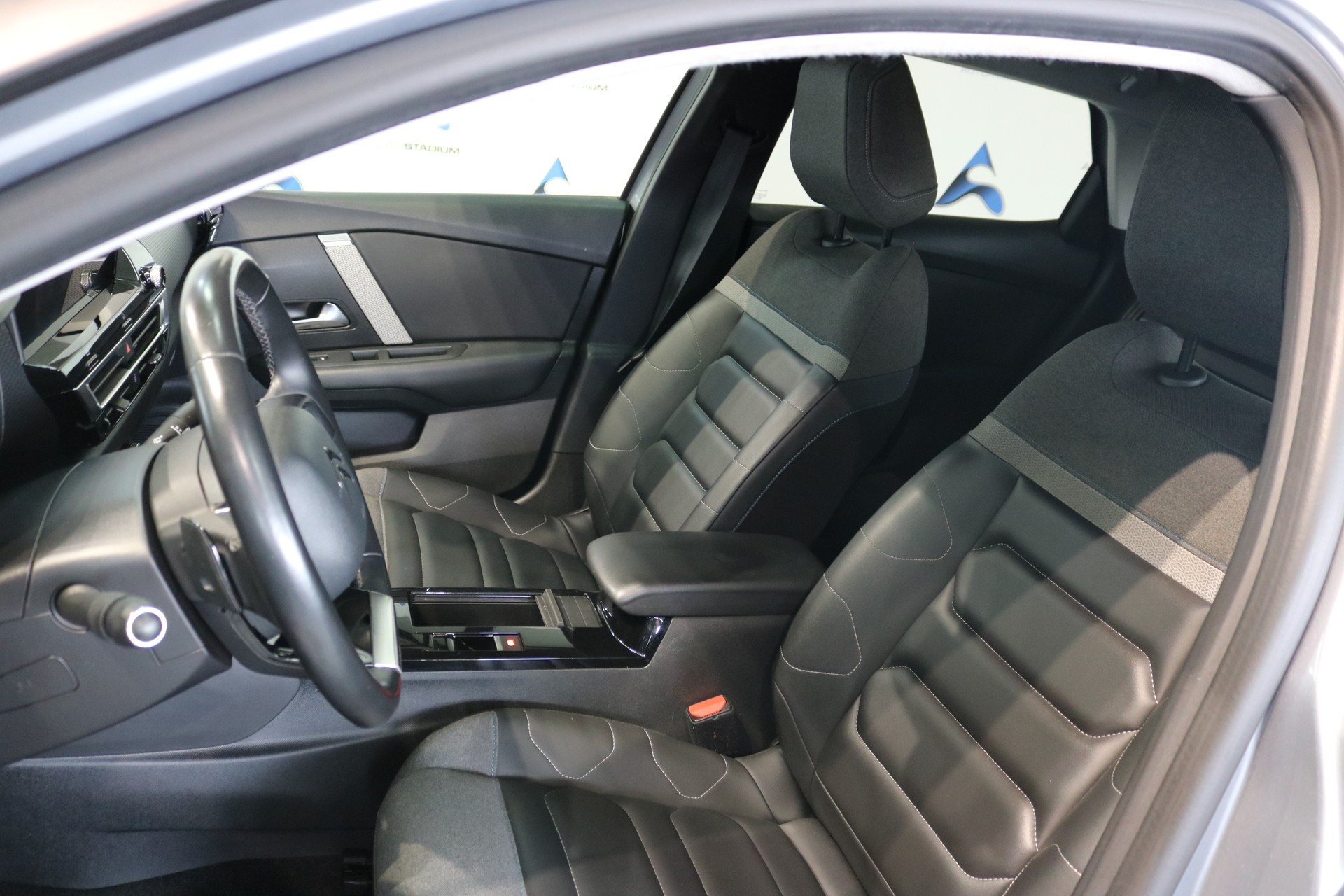 CITROEN C4 1.2 Pure Tech Shine EAT8-image-1