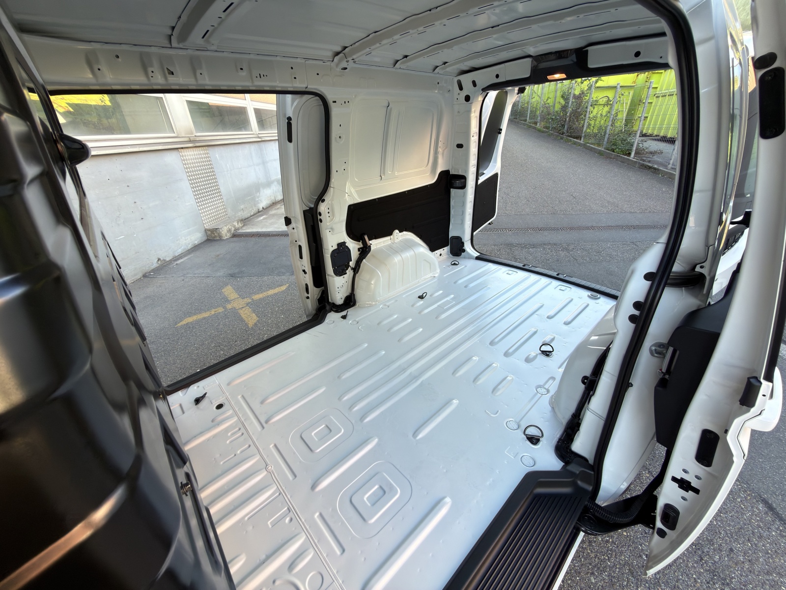 HYUNDAI Staria Cargo 3P 84 kWh Amplia Design-image-14