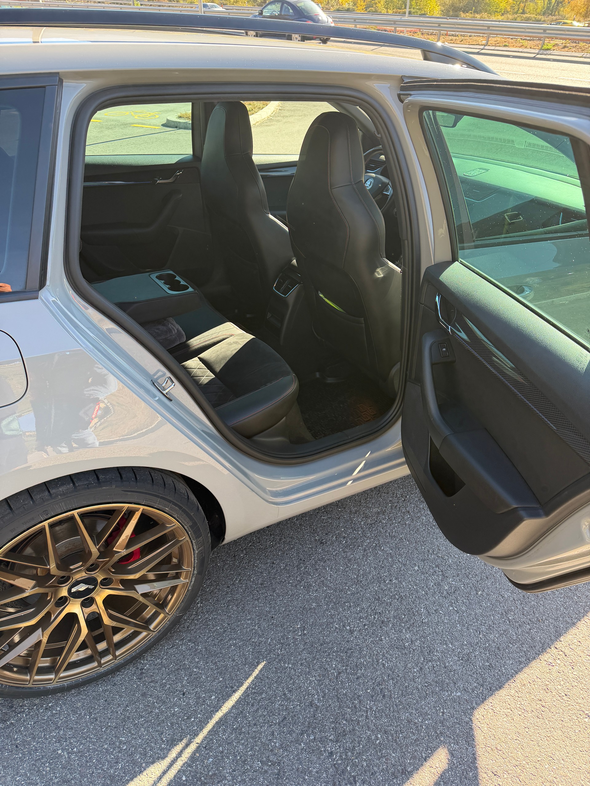 SKODA Octavia Combi 2.0 TDI RS 4x4 DSG-image-11
