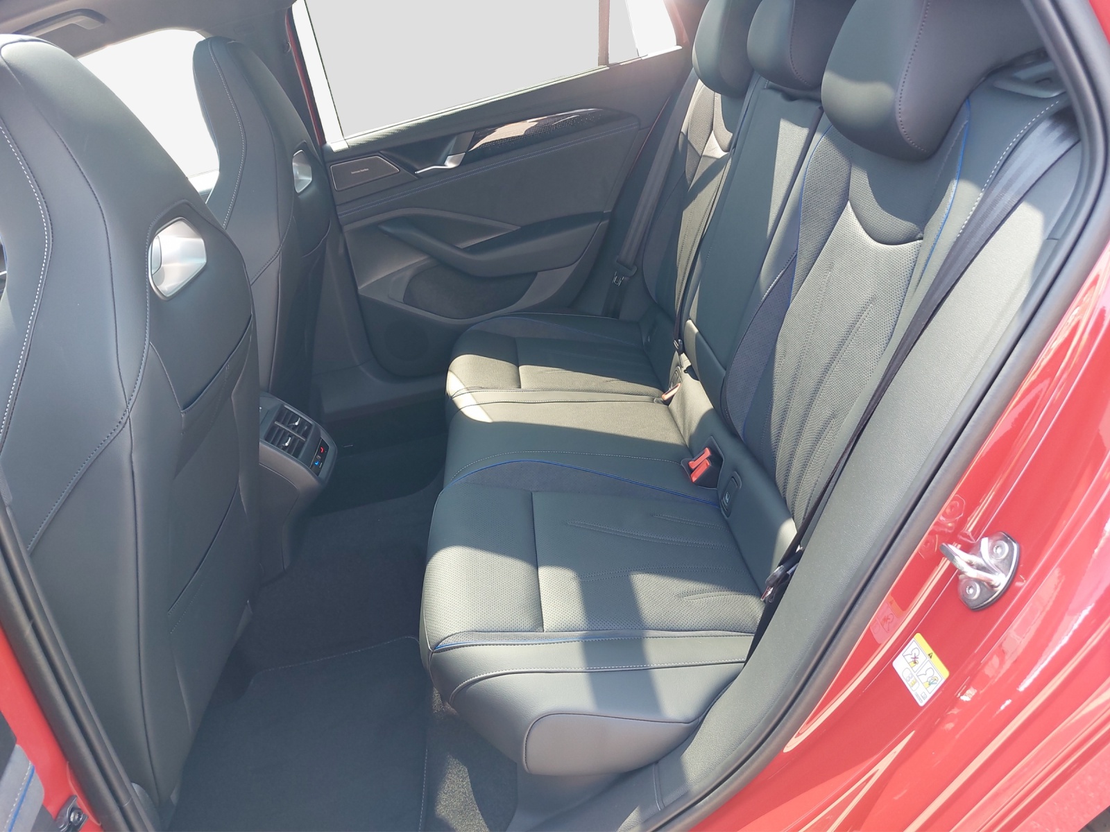 VW Passat Variant 1.5 TSI evo2 Plug-In- Hybrid R-Line DSG-image-11
