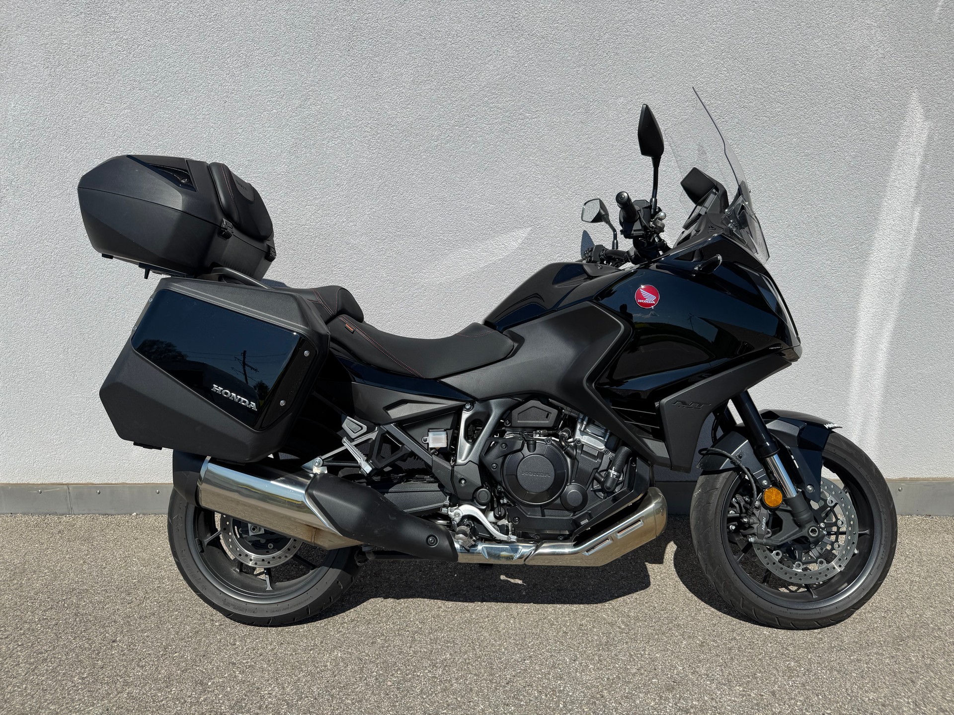 HONDA NT 1100-showroom-element-1