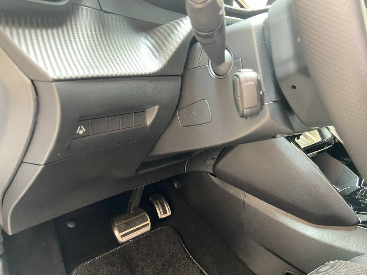 PEUGEOT 208 e-GT-image-13