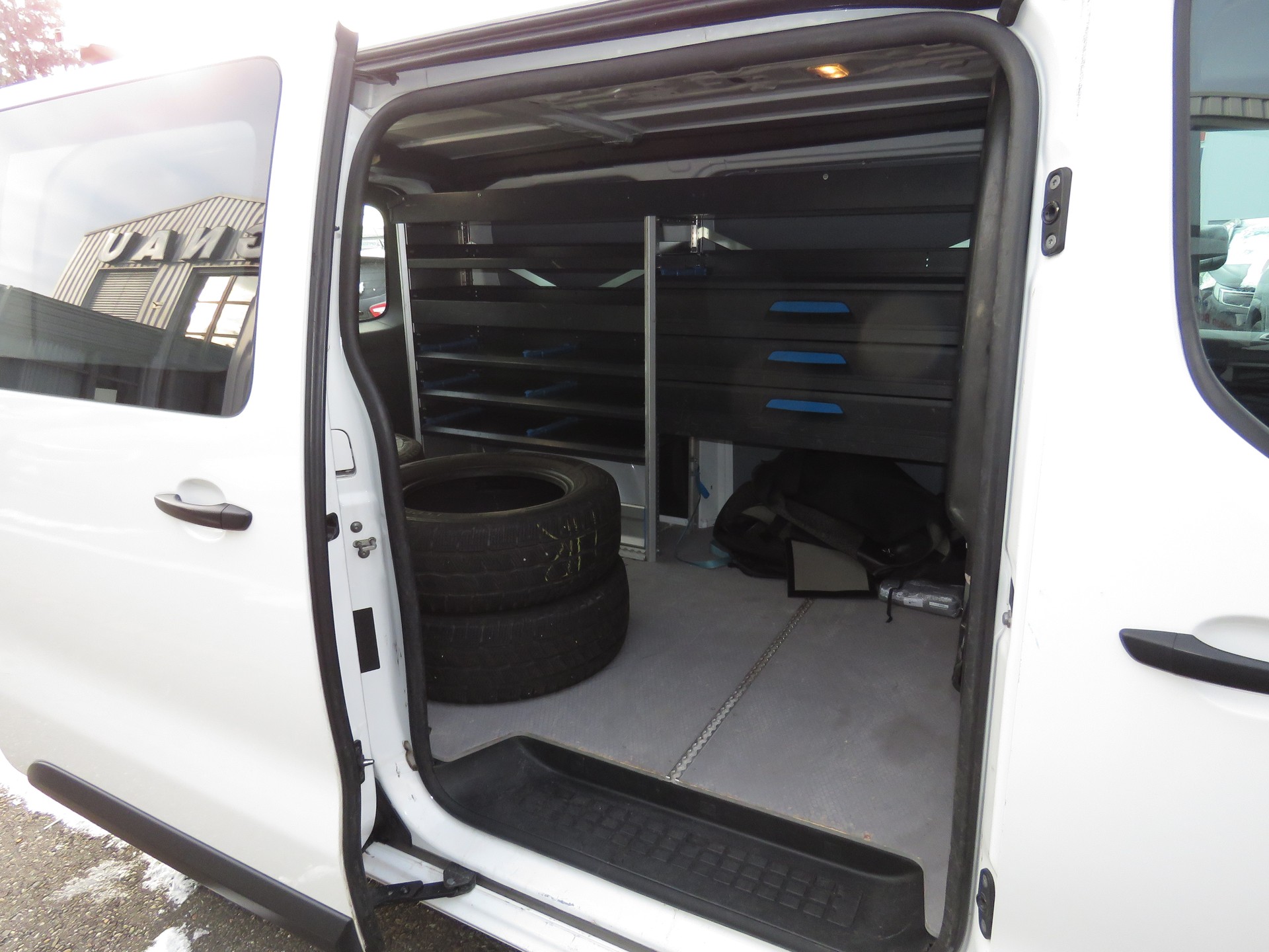 PEUGEOT Expert 2.0 BlueHDi 150 S&S Premium Standard-image-10