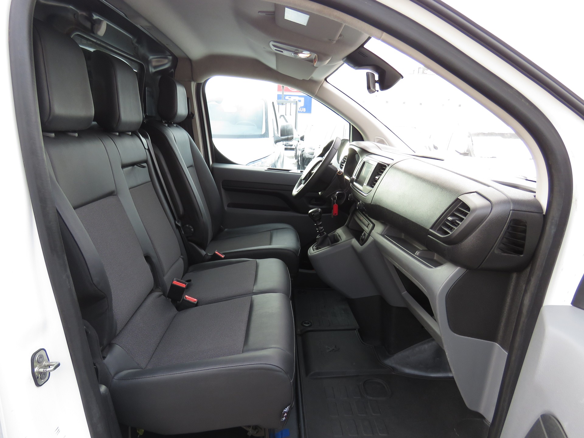 PEUGEOT Expert 2.0 BlueHDi 150 S&S Premium Standard-image-9